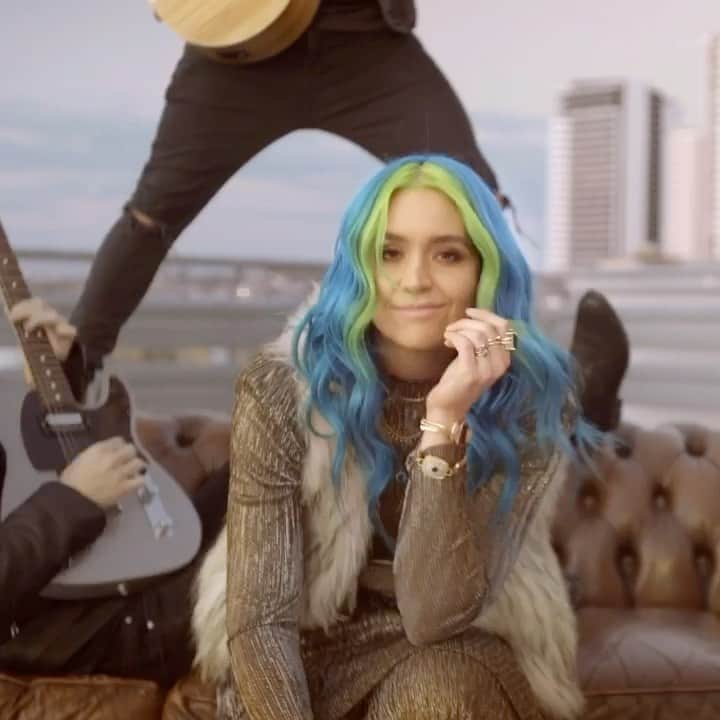 シェパードのインスタグラム：「We had so much fun making this music video! What are your thoughts so far!?」