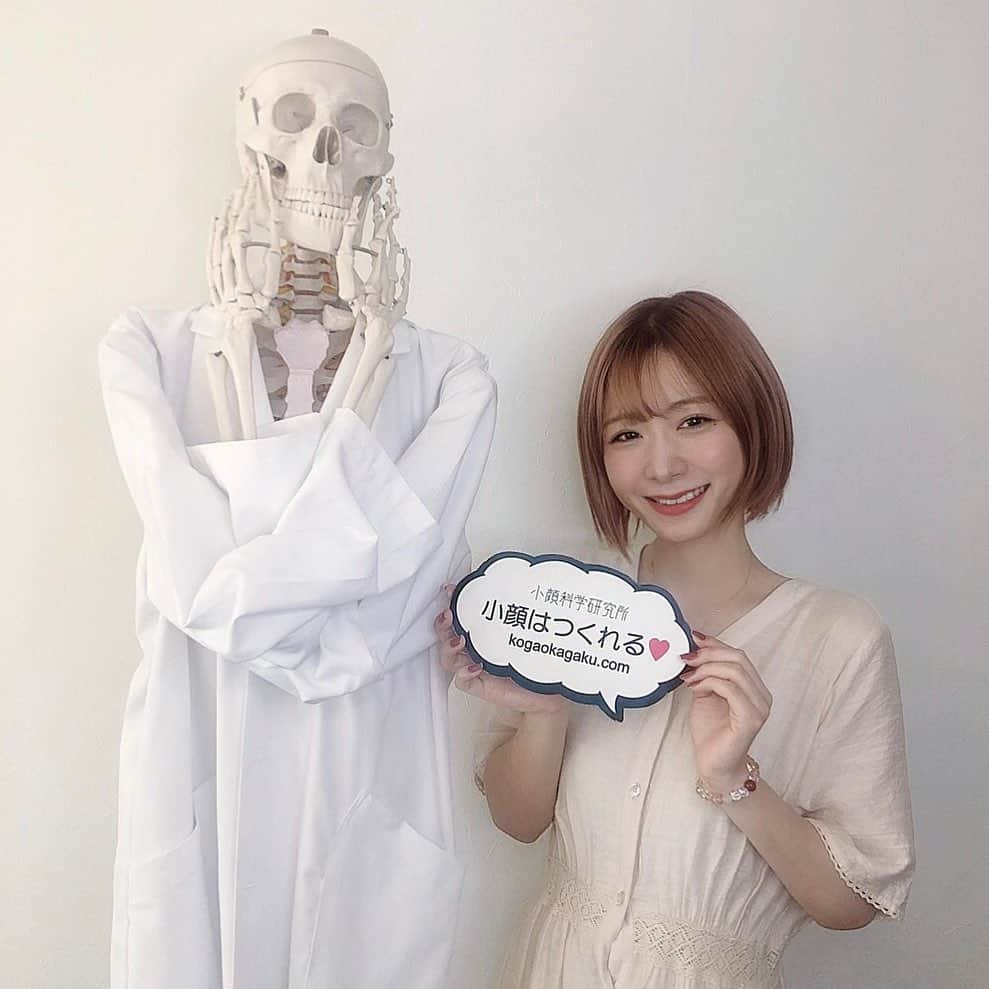 てぃーみきのインスタグラム：「先日ずっと気になってた #小顔科学研究所  に行きました〜〜！  すぐに顔がむくんでパンパンになったり、 顔の歪みがずっと気になってたんだけど、 施術後の顔を見たらびっくり！😳  むくみがとれて顔がスッキリして、 左右非対称だった顔がバランスよくなってたの！✨ 小顔矯正ってゴリゴリに痛いイメージだったけど 全然痛くなかったのも驚き😳😳  これからも定期的に通って 小顔目指すぞぉぉぉぉ☺️☺️☺️   #小顔科学研究所 #小顔矯正 #表参道」
