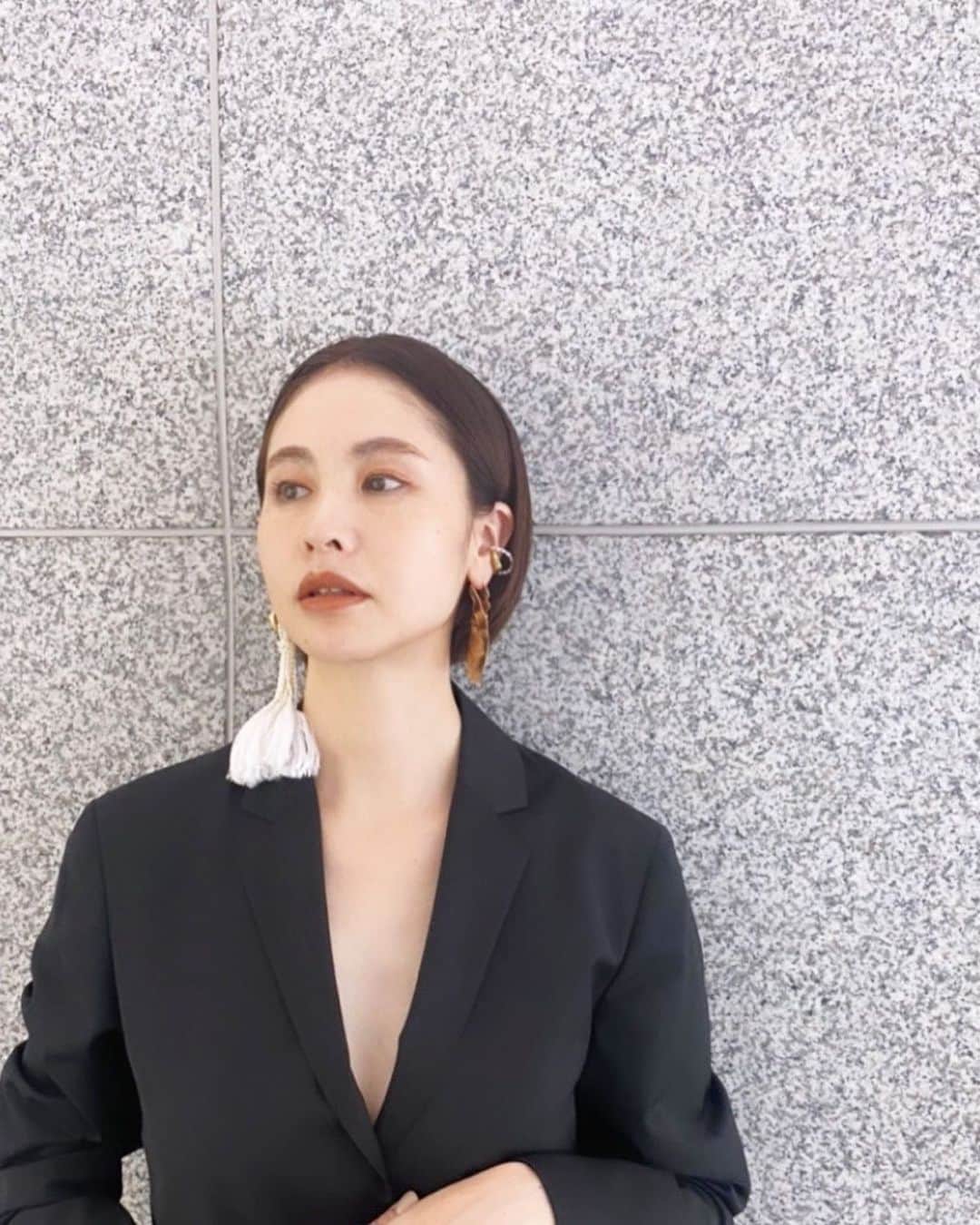 二ノ宮和佳子のインスタグラム：「Preek for AEWEN MATOPH   デザイナー芦沢佳澄氏が手掛ける @preek_official が　@aewen_matoph のためだけに製作したスペシャルなジュエリー  今回はPearlを用いたアイテムと、それに重ね付けしたいジュエリーを6アイテムオーダー 芦沢さんにイメージを伝え、アイデアを出し合う作業は、いつもの服作りとまた違って、楽しく刺激的な時間でした  主役になるモノから、重ね付けできるモノ、色んなタイプを作ったので、楽しんで頂けると嬉しいです  ②,③ Pearl beads fringe 2way earring ④ Pearl beads cuff ⑤ Metal plate earring   #preek #aewenmatoph #イウエンマトフ #specialorder #オンラインも今日から発売です」