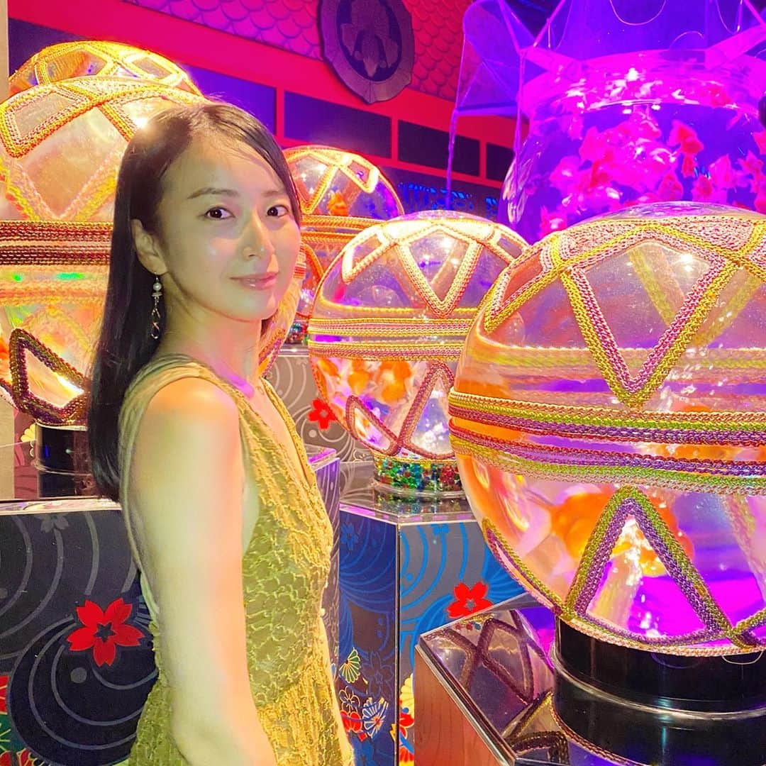 岩間恵のインスタグラム：「*  日本橋にあるアートアクアリウム美術館🎐  コレド室町にあったときに数回行ったことがあるけれど、何度行ってもうっとりする空間です！  ひとつひとつの作品に力強い生命を感じるし、 個人的に香りの演出がすごく好き。良い香り。  わくわくするアートって素晴らしいよね。  特別な許可を得てマスク着用なしで撮影しています。  #アートアクアリウム美術館 #アートアクアリウム #artaquqriummuseum #artaquarium」