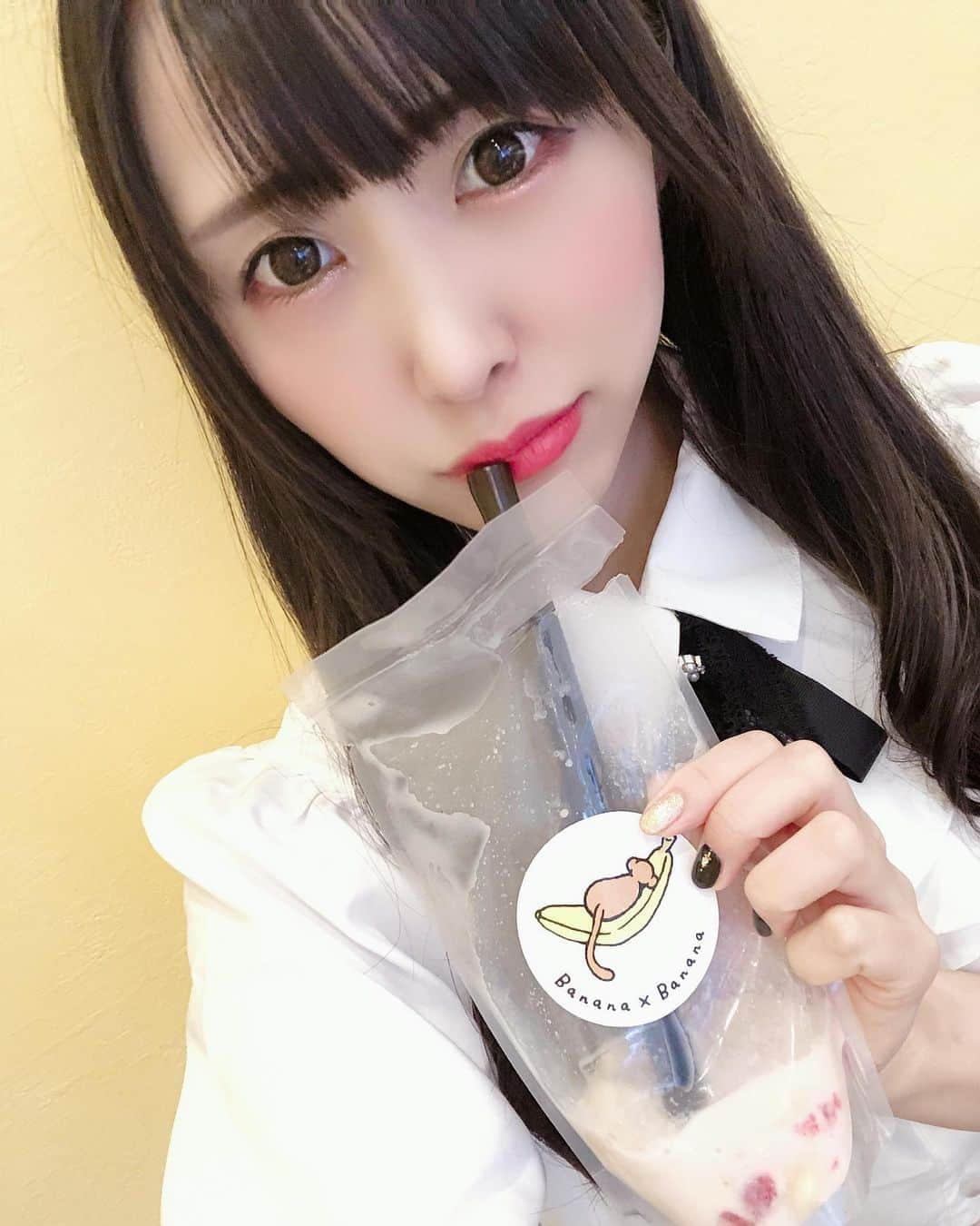 熊本美和さんのインスタグラム写真 - (熊本美和Instagram)「バナナ🍌じゅーす🍌💓 . . バナナジュース専門店♡banana&banana ジュースの中にバナナがはいってて専用の台で叩くの楽しすぎた🤣🤣🤣✨ @bananabanana0803  のアカウントで #ticktock したのあがってるからみてみて〜🥰❣️ . . #bananabanana #バナナジュース専門店 #バナナジュース #インスタ映え #カフェ #ヘルシー #西早稲田カフェ #pr #トリドリベース #🍌 #kawaii #makeup #beauty #黒髪 #私服 #すきぴ」8月28日 16時37分 - miwa_babyb