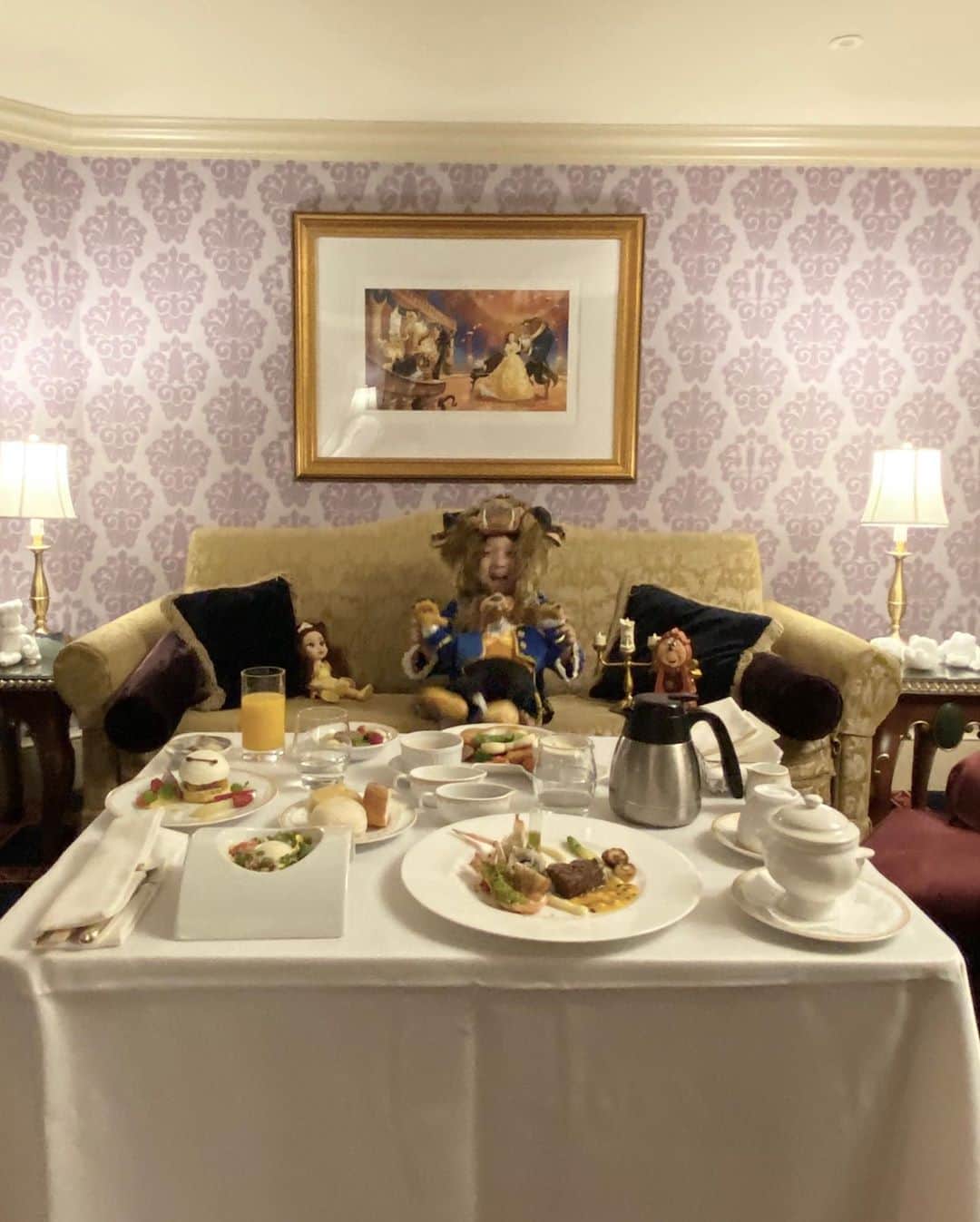 tiahy__のインスタグラム：「Will you come down to dinner? . . It would give me great pleasure if you would join me for dinner. . .  Summer dinner course🍽. . . 入りきらず写っていないものもあるのですが、もう1つテーブルがあって、Baymaxが所々に表現されていて、とても素敵なDinnerでした. 食事後には、作ってくださった方々へ、taiaはお礼のお手紙を書き、返却するテーブルにそっと添えました. . ごちそうさまでした. . #tokyodisneylandhotel #beautyandthebeast #beast_taia #taiacostume」