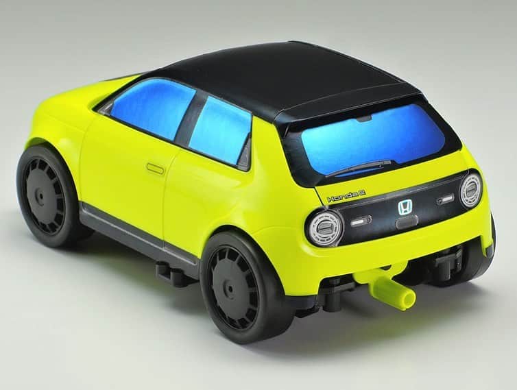 ミニ四駆さんのインスタグラム写真 - (ミニ四駆Instagram)「.﻿ Honda e (VZシャーシ)﻿ レーサーミニ四駆シリーズ No.95﻿ ﻿ 2020年11月発売予定﻿ 1,210円（本体価格1,100円）﻿  ﻿ 全長：158mm　画像は製品を組み立て一部塗装したものです。﻿ ﻿ 【 モダンでキュートな話題の電気自動車がミニ四駆に 】  2019年に量産タイプが初公開され、2020年8月にデビューしたHondaのコンパクトEV(電気自動車)、Honda eがミニ四駆になりました。丸みを帯びた愛きょうたっぷりの5ドアハッチバックスタイルをリアルにモデル化したのはもちろん、チャージイエローと呼ばれる実車のカラーリングをイメージした、元気で明るいボディ色もポイント。かわいらしい表情を作り出すヘッドライトやリヤランプ、ブラックのルーフなどを表現するメタリック調のステッカーもセットして、ディスプレイモデルとしても魅力満点に仕上がります。また、シャーシは軽量・小型・ショートホイールベースのVZを採用。実車感あふれるブラックカラーでまとめて、ディッシュタイプホイールには小径ローハイトタイヤを装着。軽快にコースを走り抜ける姿に、夢中になること間違いなしの一台です。﻿ ﻿ 【 強度と拡張性を追求したVZシャーシ 】  レースでも使われて人気が高い、小型・軽量・ショートホイールベースのVSシャーシの性能をさらに磨き上げたのがVZシャーシです。小回り性能やメンテナンス性の高さなど、VSシャーシの優れた特長はそのままに、バンパー、リヤステー基部、プロペラシャフト軸受けなどの強度をアップ。衝撃を吸収する適度な“しなり”もポイントです。また、リヤローラーステーに加えてフロントバンパーも分割が可能。セッティングの自由度も大幅に向上しています。そして、シャフトの軸受けは摩擦抵抗の少ないPOM樹脂製の620プラベアリングを採用。シャーシ本体とギヤカバーなどのAパーツはABS樹脂製、ギヤ比は3.5:1をセットしました。﻿ ﻿ 【 基本スペック 】 ●完成時の全長158mm、全幅98mm、全高53mm ●モーターつき ●接着剤を使わずはめ込みとビス止めで組み立てられます﻿ ﻿ 【 別にお求めいただくもの 】 ●単3形電池2本 ﻿ ﻿ 【 Honda eとは 】 小さなボディで都市部でも使いやすく、環境にやさしいクルマをめざして開発されたHondaのコンパクトEV(電気自動車)がHonda eです。各種カメラ・センサーはフロントマスクやリヤパネルのブラック部分に配置され、段差を少なくして装飾もはぶき、徹底的にシンプルなデザインを追求。また、コクピットには5つのモニターが一直線に並ぶ斬新なインストルメントパネルを採用して、スマートフォンで様々な操作が可能。音声によるアシスト機能も搭載しています。そして、駆動方式はリヤに置かれたパワフルなモーターで後輪を駆動するRR、サスペンションはストラットタイプの4輪独立として走りの楽しさも充実。航続距離は1回の充電で200km以上と、Hondaが手がけた新時代のEVにふさわしいクルマに仕上がっています。 ﻿ ﻿ #Honda﻿ #Hondae﻿ #tamiya﻿ #タミヤ﻿ #ミニ四駆 ﻿ #mini4wd﻿ #tamiyamini4wd」8月28日 16時52分 - tamiya_mini4wd