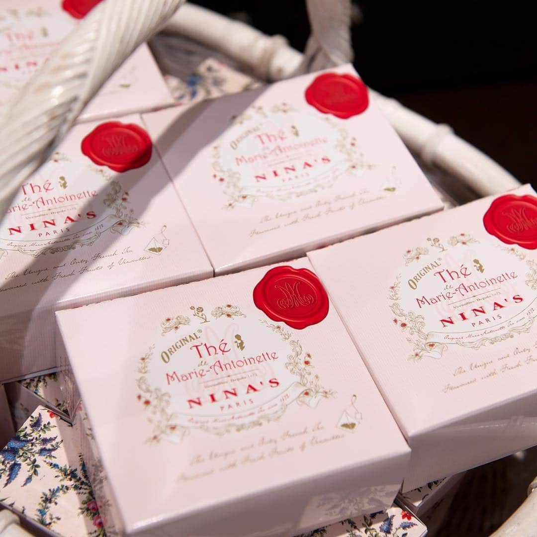 オテル・ドゥ・ミクニ(ウェディング)公式さんのインスタグラム写真 - (オテル・ドゥ・ミクニ(ウェディング)公式Instagram)「・ ・ ヴェルサイユ「王の菜園」で栽培された希少なリンゴとバラのアロマを 厳選したセイロン茶葉に香り付けた 世界で唯一のフレーバーティーです。  プチギフトとして人気です。  ・ ・ #三國清三#三國シェフ#フランス料理#レストラン#旬の食材#レストランウェディング#結婚式#一軒家レストラン#一軒家#貸し切り#美食婚#大人婚#料理重視の結婚式#料理重視のウェディング#ガーデン#ナチュラルウエディング#ガーデンウェディング#四ッ谷結婚式#料理#緑#光#ルレエシャトー#プレ花嫁#花嫁#おもてなし婚#家族婚」8月28日 16時45分 - mikuni.mariage