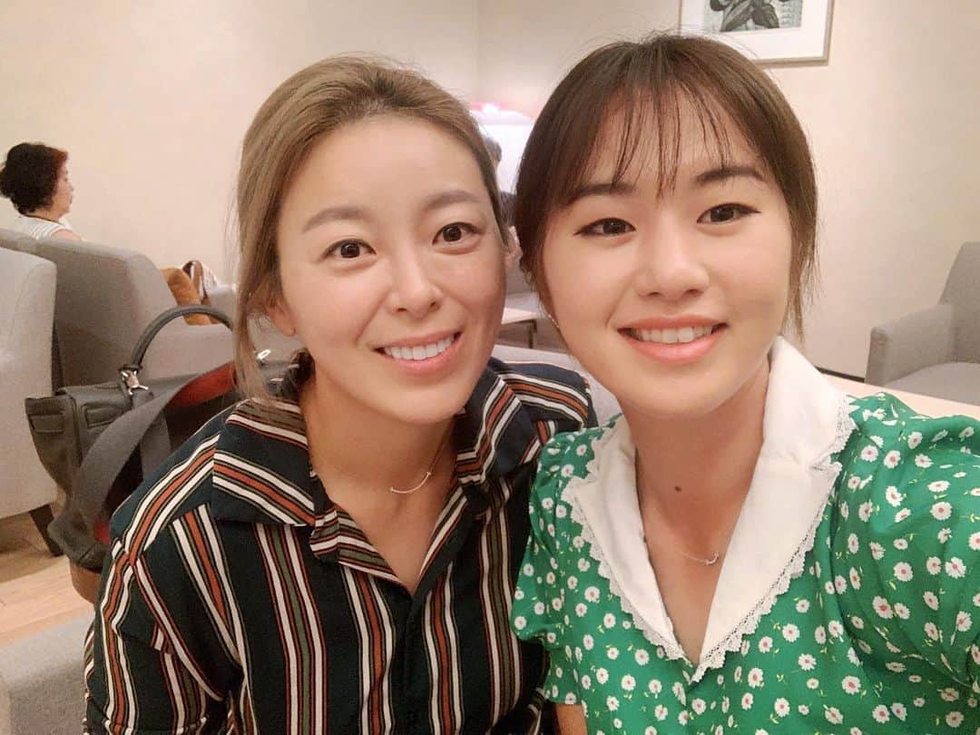 ハー・ミジョンのインスタグラム：「내 최애 스윙 핫띡뜨666666 웰컴투부산👏🏼 마스크로도 가려지지않는 너의 미모ㅋㅋㅋ 다음엔 고기먹으러가자~~~~🍖 #방가방가 #핫식스」