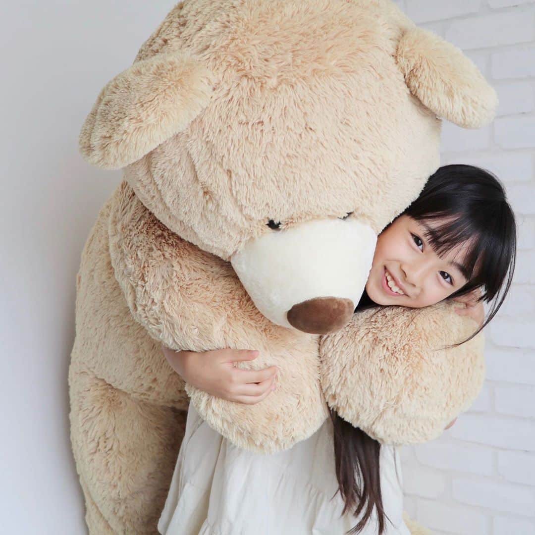 Akiのインスタグラム：「8/28 ・ 熊五郎との戯れ🧸 ・ #娘の推しネームはクマリン ・ ・ 心なしか 終始嫌そうに見える熊五郎🧸 ・ ・ 今日は熊五郎ではなく チラッと見えている カラオケマイクについて話したい🎤 ・ コス◯コで買おうか迷い Amaz◯nの最安値を探し ・ ・ たまたまその辺のお店で売ってた 990円のカラオケマイク 買いました😌 ・ ・ ・ べらぼうに安いし 正直ぜんっっぜん期待してなかったんだけど ・ ちゃんとBluetooth接続出来るし YouTubeの曲でも何でも流せるし 歌詞だって画面にちゃんと出る ・ ・ 何が1番すごいってさ ・ 曲の歌声だけをボタン1つで消せること 本物のカラオケのように 歌えるってこと ・ ・ え？ これ令和のカラオケマイクだと当たり前なの？ 990円で出来ちゃう機能なの？ ・ ・ あと、すごいのが こんなに長々と語っておきながら PRでも何でもないってこと ・ ただの 購入品紹介 ・ ただの 買ったよ自慢← ・ ・ おうちカラオケ超楽しい☺️🎤 ・ ・ ・ ・」