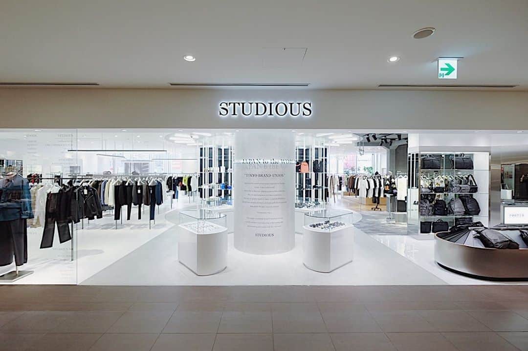 谷正人のインスタグラム：「本日、STUDIOUS MENSルクア大阪店が﻿ 増床リニューアルオープンしました。﻿ 2012年大阪駅にルクアが開発されて、﻿ 初めて出店したのが25坪ほどの﻿ コンパクトの店でその後、﻿ 2015年に42坪に増床し、﻿ そして今回2020年は85坪になりました。﻿ 少しずつ、お客様、顧客様が増え、﻿ それと同時に取り扱いブランドや﻿ コンテンツを徐々に増やしてきました。﻿ 新生STUDIOUSは１つの大型SHOPに﻿ 様々なコンテンツを区画ごとに分け、﻿ 構成しました。﻿ 我々の今のベストを﻿ 尽くした店であります。﻿ さらにここからコンテンツを磨き、﻿ 新たなお客様にも支持されるお店を﻿ 作っていきます。﻿ #studious﻿ #lucua」