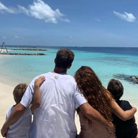 ジェラール・ピケのインスタグラム：「Family time. @waldorfastoriamaldives」