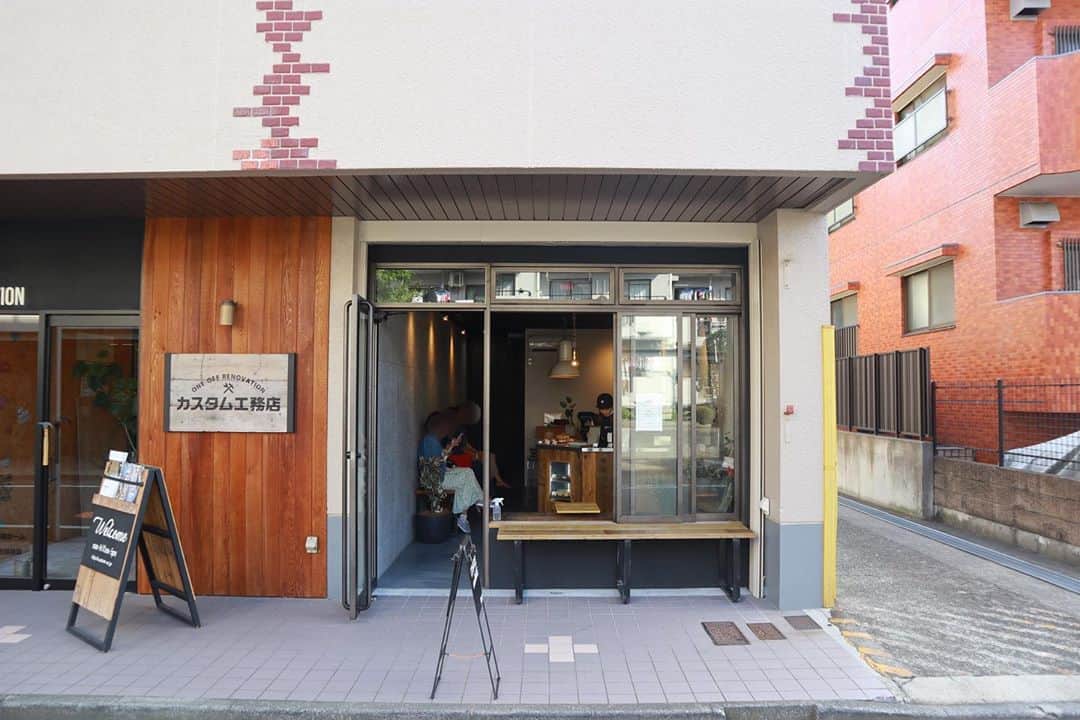 石井輝明さんのインスタグラム写真 - (石井輝明Instagram)「用賀。 今日は大宮。 こないだnoteに書いた大宮の文章が予想以上の反響でビックリしている。 今日は平和な大宮だと思います。  #stancoffeeandbake #cafe #coffee #カフェ #東京カフェ #用賀カフェ #カフェ芸人 #来週はもう新ネタライブ #6本しようと思っています #もうなんとなくは考えてますが #まだまだどうなるかわからない #楽しみなんだけど #怖くもある #トークライブでは味わえない感情 #ここでの新ネタは #youtubeに載せないつもりなので #是非配信観ていただけたら #何卒よろしくお願いします」8月28日 16時51分 - comandanteishii