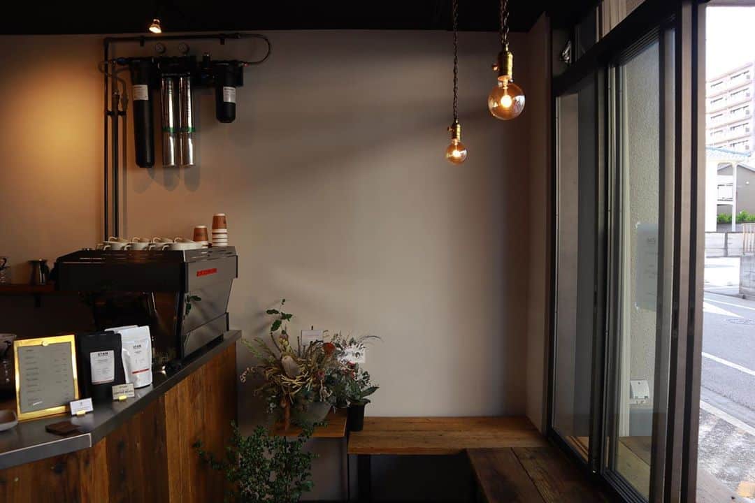 石井輝明さんのインスタグラム写真 - (石井輝明Instagram)「用賀。 今日は大宮。 こないだnoteに書いた大宮の文章が予想以上の反響でビックリしている。 今日は平和な大宮だと思います。  #stancoffeeandbake #cafe #coffee #カフェ #東京カフェ #用賀カフェ #カフェ芸人 #来週はもう新ネタライブ #6本しようと思っています #もうなんとなくは考えてますが #まだまだどうなるかわからない #楽しみなんだけど #怖くもある #トークライブでは味わえない感情 #ここでの新ネタは #youtubeに載せないつもりなので #是非配信観ていただけたら #何卒よろしくお願いします」8月28日 16時51分 - comandanteishii