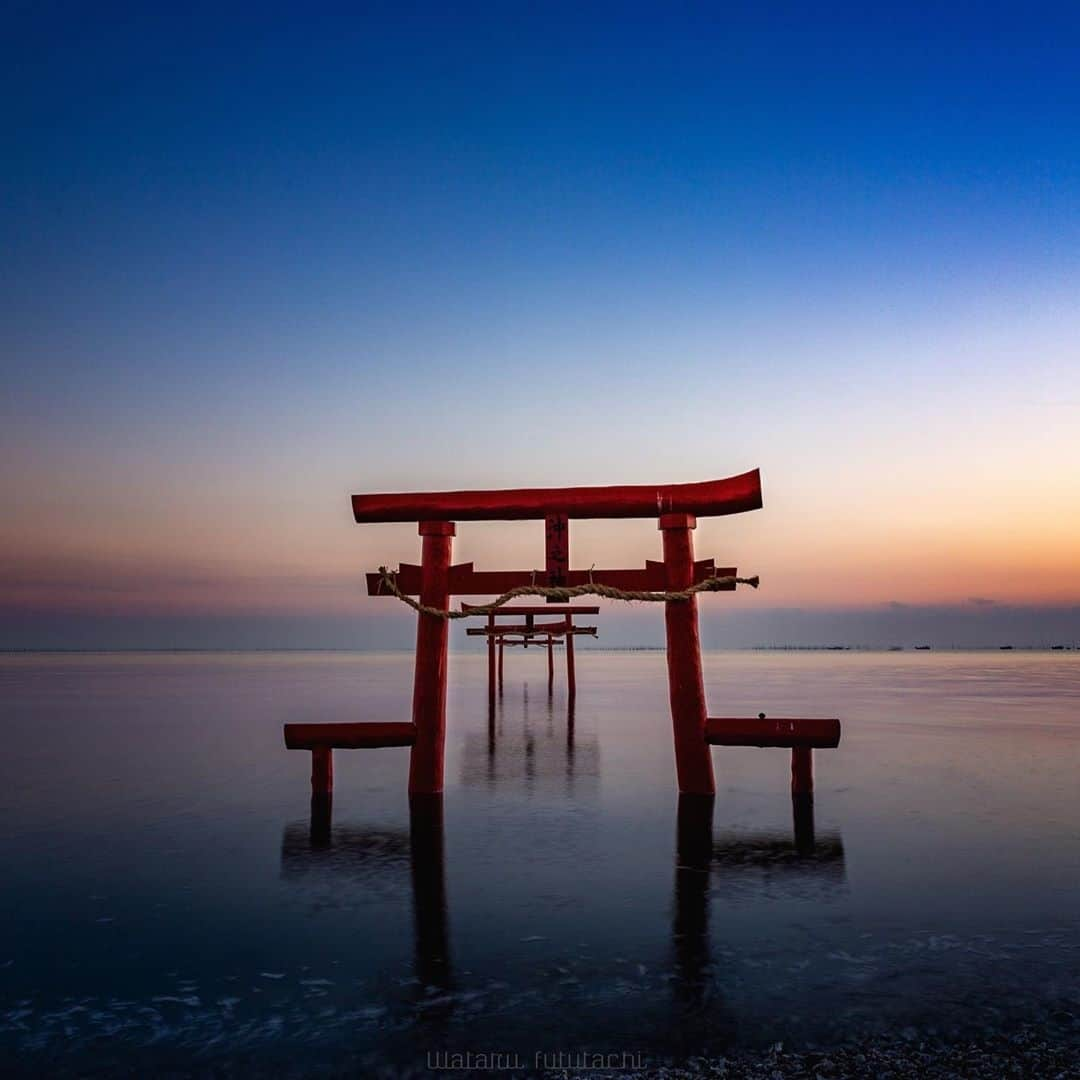 九州電力さんのインスタグラム写真 - (九州電力Instagram)「潮の満ち引きで姿を変える、神秘的な風景😳⁣ .⁣ 月の引力が見える町と言われる太良町の大魚神社の海中鳥居⛩️⁣ 干潮時には歩いて鳥居の下を通ることができるんだとか✨⁣ .⁣ 📍海中鳥居⁣ .⁣ ※写真は過去に撮影されたものです。⁣ 気兼ねなくお出かけできる日が来るまで、お届けする九州の風景が、皆さまの元気や癒しになれば幸いです🍀⁣ 九電グループでは、「あしたプロジェクト～あしたを、しんじて、たすけあおう～」を展開しています。詳しくは、HPをご覧ください✨⁣ .⁣ #九電 #kyuden #九州の灯り #九州ぐらむ #広がり同盟 #九州旅行 #九州 #九州愛 #kyushu #佐賀 #saga #さが #太良町 #有明海 #大魚神社 #海中鳥居 #鳥居 #神社 #jinja #shrine #朝日 #神秘的 #神秘的な場所 #幻想的な世界 #日本の絶景 #絶景スポット #絶景delic #tripgramjp #お写んぽ #あしたプロジェクト」8月28日 17時00分 - kyuden_official