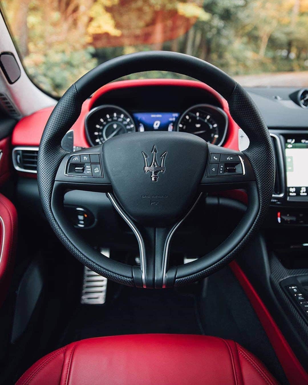 Maserati Japan | マセラティ ジャパンのインスタグラム：「レヴァンテ トロフェオのステアリングを握れば、あらゆるシチュエーションにおいて最高のドライブが約束されます。  #Maserati #マセラティ  #MaseratiJapan #マセラティジャパン #LevanteTrofeo #レヴァンテトロフェオ」