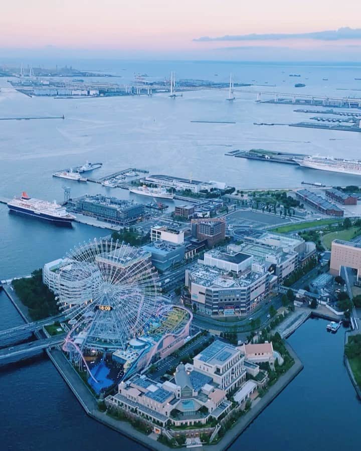 横浜ロイヤルパークホテルのインスタグラム：「ベイブリッジビューの客室から、横浜の絶景を独り占め🎡  #横浜ロイヤルパークホテル #yokohamaroyalparkhotel #横浜 #yokohama #ホテル #hotel #絶景ホテル #ホテルからの景色 #横浜ホテル #thepreferredlife #royalparkhoteljp」