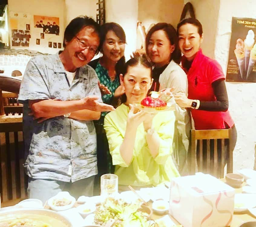 小林万希子さんのインスタグラム写真 - (小林万希子Instagram)「・ 近藤先生のお誕生日会🎂🎉 久しぶりに皆で集合、韓日館へ ・ モデル事務所社長の近藤先生 業界カメラマン霜越先生 現役ミセルモデルのカイさん イベント総合P敏腕ななみん そこにちょこっと私が加わり笑 ・ いろんな業界話が飛び交って内容が薄いはずがない！笑 ・ 考え方や先読みが何かと早いメンバー。 勉強になります。 ますますこれからいろいろ考えていかないとですね😌 ・ 韓日館初めて行ったのですが、お肉も野菜も何もかも本当に美味しい💕白いキムチも初めて食べました♡ ・ 主役の近藤先生のお綺麗な事✨ 御歳きいたらビックリします！ 美に関しての知識が半端ない🌸 それをさりげなく実行されてるのが又すごい😌✨ ・ 近藤先生おめでとうございます🎊 皆でお祝いできてよかったです💓 ・ そして、早々にお開きに！笑 この辺もぬかりないメンバー！ だって仕事上絶対✖︎ですから まだまだ気を引き締めていかないとです🍀 ・ あっという間だったけど、美味しく身も心も満たされた幸せな夜でした😊✨ ・ ・ @lucent325  #お誕生日会  #コロナ禍の中でも  #お祝いはしたい🥂 #心も身体もぽっかぽか  #おめでとうございます 😊❤️」8月28日 16時57分 - macky1218