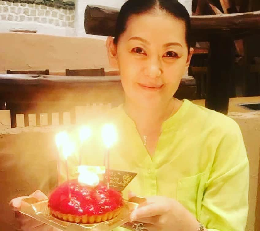 小林万希子さんのインスタグラム写真 - (小林万希子Instagram)「・ 近藤先生のお誕生日会🎂🎉 久しぶりに皆で集合、韓日館へ ・ モデル事務所社長の近藤先生 業界カメラマン霜越先生 現役ミセルモデルのカイさん イベント総合P敏腕ななみん そこにちょこっと私が加わり笑 ・ いろんな業界話が飛び交って内容が薄いはずがない！笑 ・ 考え方や先読みが何かと早いメンバー。 勉強になります。 ますますこれからいろいろ考えていかないとですね😌 ・ 韓日館初めて行ったのですが、お肉も野菜も何もかも本当に美味しい💕白いキムチも初めて食べました♡ ・ 主役の近藤先生のお綺麗な事✨ 御歳きいたらビックリします！ 美に関しての知識が半端ない🌸 それをさりげなく実行されてるのが又すごい😌✨ ・ 近藤先生おめでとうございます🎊 皆でお祝いできてよかったです💓 ・ そして、早々にお開きに！笑 この辺もぬかりないメンバー！ だって仕事上絶対✖︎ですから まだまだ気を引き締めていかないとです🍀 ・ あっという間だったけど、美味しく身も心も満たされた幸せな夜でした😊✨ ・ ・ @lucent325  #お誕生日会  #コロナ禍の中でも  #お祝いはしたい🥂 #心も身体もぽっかぽか  #おめでとうございます 😊❤️」8月28日 16時57分 - macky1218