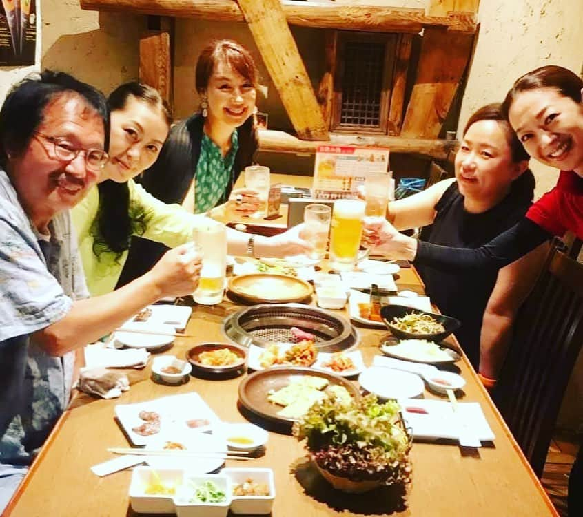 小林万希子さんのインスタグラム写真 - (小林万希子Instagram)「・ 近藤先生のお誕生日会🎂🎉 久しぶりに皆で集合、韓日館へ ・ モデル事務所社長の近藤先生 業界カメラマン霜越先生 現役ミセルモデルのカイさん イベント総合P敏腕ななみん そこにちょこっと私が加わり笑 ・ いろんな業界話が飛び交って内容が薄いはずがない！笑 ・ 考え方や先読みが何かと早いメンバー。 勉強になります。 ますますこれからいろいろ考えていかないとですね😌 ・ 韓日館初めて行ったのですが、お肉も野菜も何もかも本当に美味しい💕白いキムチも初めて食べました♡ ・ 主役の近藤先生のお綺麗な事✨ 御歳きいたらビックリします！ 美に関しての知識が半端ない🌸 それをさりげなく実行されてるのが又すごい😌✨ ・ 近藤先生おめでとうございます🎊 皆でお祝いできてよかったです💓 ・ そして、早々にお開きに！笑 この辺もぬかりないメンバー！ だって仕事上絶対✖︎ですから まだまだ気を引き締めていかないとです🍀 ・ あっという間だったけど、美味しく身も心も満たされた幸せな夜でした😊✨ ・ ・ @lucent325  #お誕生日会  #コロナ禍の中でも  #お祝いはしたい🥂 #心も身体もぽっかぽか  #おめでとうございます 😊❤️」8月28日 16時57分 - macky1218