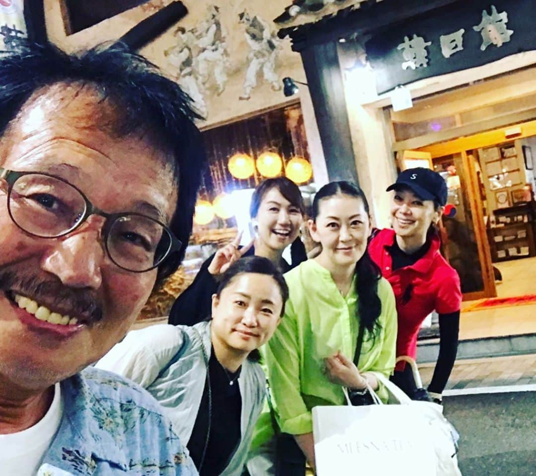 小林万希子さんのインスタグラム写真 - (小林万希子Instagram)「・ 近藤先生のお誕生日会🎂🎉 久しぶりに皆で集合、韓日館へ ・ モデル事務所社長の近藤先生 業界カメラマン霜越先生 現役ミセルモデルのカイさん イベント総合P敏腕ななみん そこにちょこっと私が加わり笑 ・ いろんな業界話が飛び交って内容が薄いはずがない！笑 ・ 考え方や先読みが何かと早いメンバー。 勉強になります。 ますますこれからいろいろ考えていかないとですね😌 ・ 韓日館初めて行ったのですが、お肉も野菜も何もかも本当に美味しい💕白いキムチも初めて食べました♡ ・ 主役の近藤先生のお綺麗な事✨ 御歳きいたらビックリします！ 美に関しての知識が半端ない🌸 それをさりげなく実行されてるのが又すごい😌✨ ・ 近藤先生おめでとうございます🎊 皆でお祝いできてよかったです💓 ・ そして、早々にお開きに！笑 この辺もぬかりないメンバー！ だって仕事上絶対✖︎ですから まだまだ気を引き締めていかないとです🍀 ・ あっという間だったけど、美味しく身も心も満たされた幸せな夜でした😊✨ ・ ・ @lucent325  #お誕生日会  #コロナ禍の中でも  #お祝いはしたい🥂 #心も身体もぽっかぽか  #おめでとうございます 😊❤️」8月28日 16時57分 - macky1218