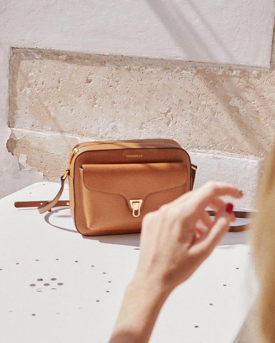 のインスタグラム：「Italian Summer moves to the perfect Beat.  #Coccinelle #Precollection #Staycation #ItalianHolidays #ItalianSummer #CoccinelleBags #Beauty」