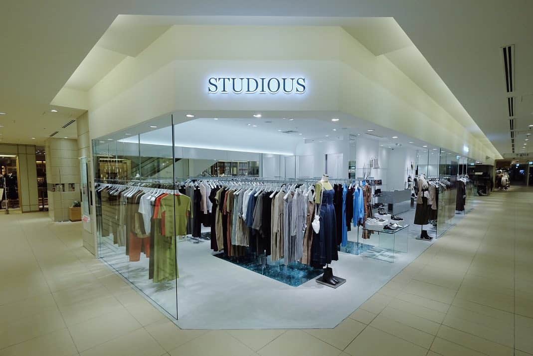 谷正人のインスタグラム：「そして、同時に本日、﻿ STUDIOUS WOMENSルクア大阪店も﻿ 増床リニューアルいたしました。﻿ こちらは大阪駅の一等地である﻿ 商業施設ルクアの中の﻿ さらに一等地とも言っていい﻿ メインエントランスの正面に﻿ 位置しております。﻿ 内装もラグジュアリー仕様にして、﻿ 一流ブランドの取り扱いも﻿ 増えてきました。﻿ 朝からたくさんのお客様にご来店いただき、﻿ MENS共々、皆さんの期待を﻿ いい意味で上回れるように﻿ 進化させていきます。﻿ #studious﻿ #lucua」