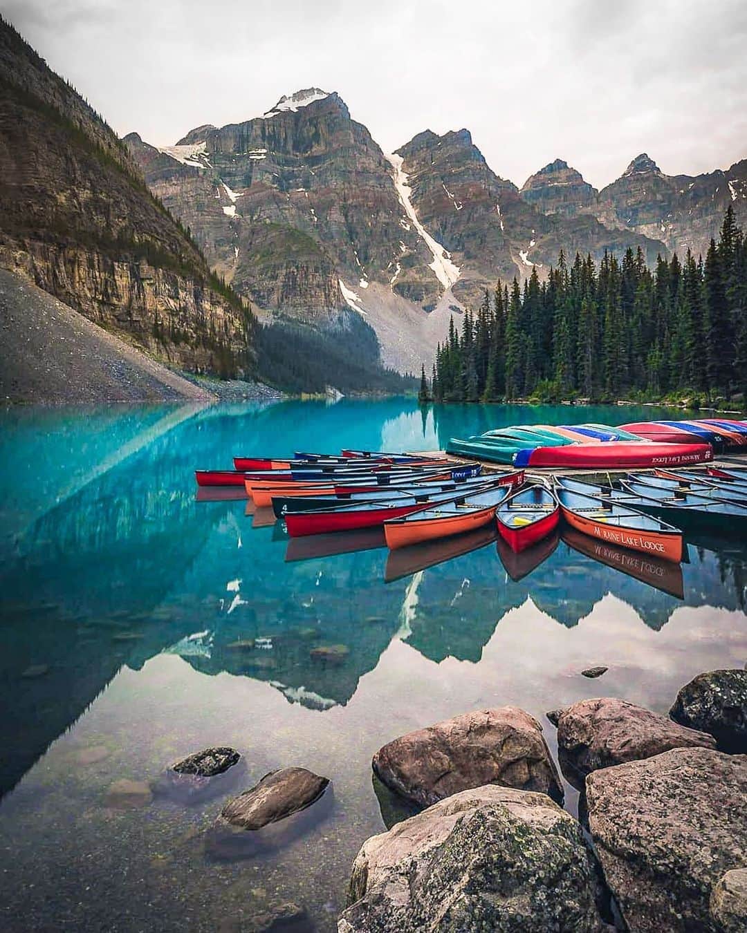 BEAUTIFUL DESTINATIONSさんのインスタグラム写真 - (BEAUTIFUL DESTINATIONSInstagram)「What better way to experience the beauty of Moraine Lake than gliding through its serene blue waters on a canoe? 🚣‍♀️ Today is different though as we paused to just soak in the view from one of the most beautiful lakes in the world. The kayaks were quietly docked and the lake was smooth as glass. We can stare and breathe all this the whole day.😌  Have you been here before? How was your experience?  📸 @photoin.nyc 📍Banff National Park」8月28日 17時02分 - beautifuldestinations