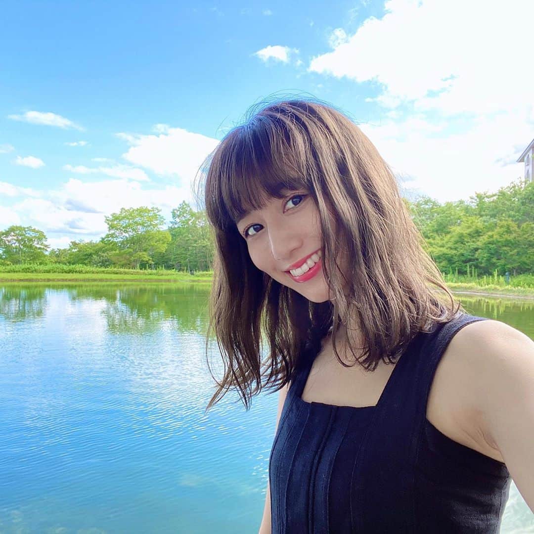 大須賀あみさんのインスタグラム写真 - (大須賀あみInstagram)「青と緑がとても綺麗〜！！﻿ ﻿ その場にいなくても写真から﻿ マイナスイオンを感じ取れるようになりました！﻿ 自粛の賜物ですかね🤔✨﻿ ﻿ 今行ってみたいところは﻿ 北海道の青い湖のところ！﻿ ﻿ みなさんは行きたいところありますか？☺️﻿ ﻿ ﻿ #綺麗な景色 #スナイデルワンピース #snidelコーデ #千葉の絶景」8月28日 17時04分 - osugaami_official