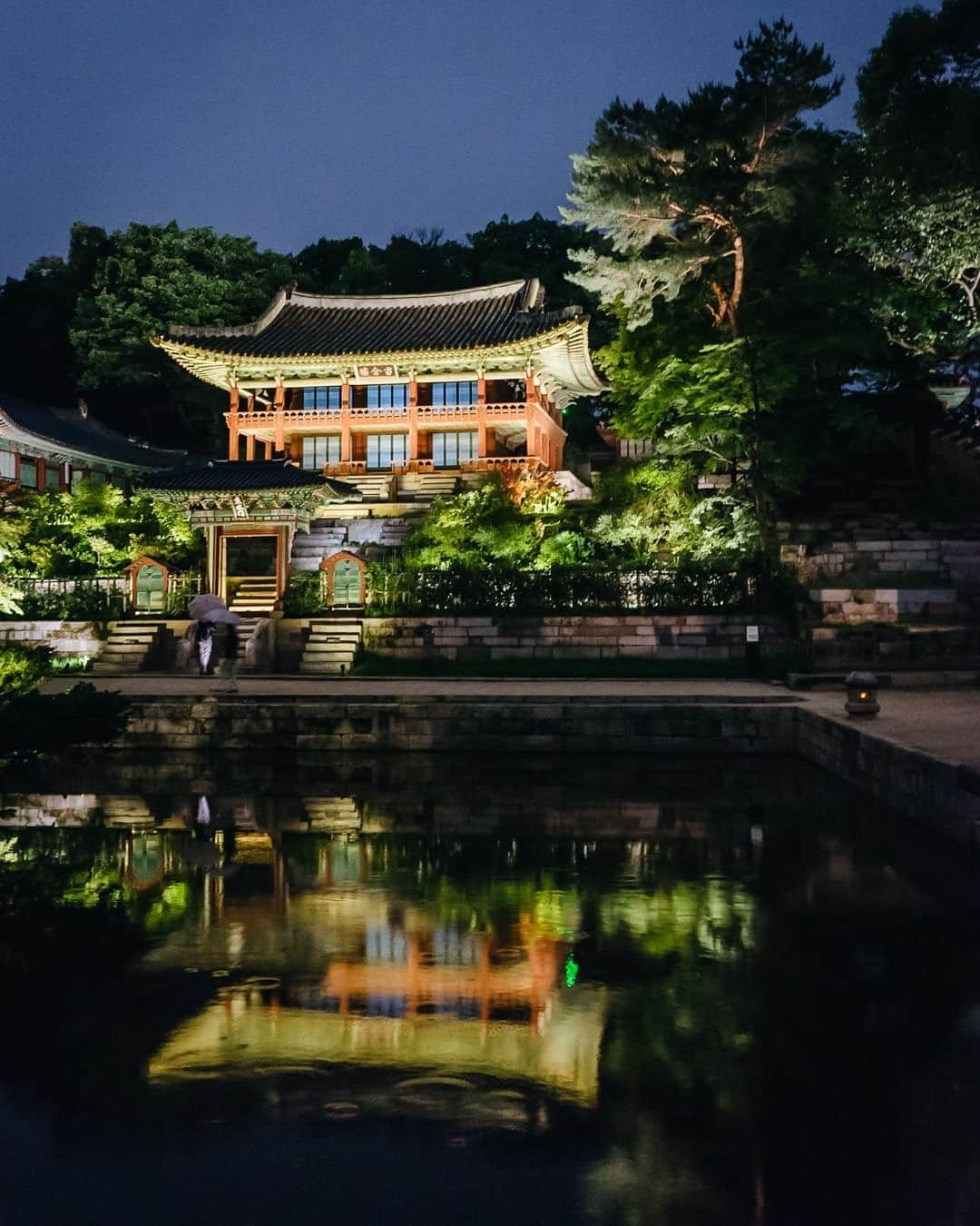 National Geographic Travelさんのインスタグラム写真 - (National Geographic TravelInstagram)「Photo by @junmichaelpark  Changdeokgung Palace in Seoul was built in 1404 during the Joseon dynasty. Its Huwon (Secret Garden) is known for its cozy ambience and balanced design between nature and architecture. In spring and autumn visitors can participate in the Moonlight Tour, which has become hugely popular; tickets are coveted. The palace was designated a UNESCO World Heritage site in 1997. For more photos and stories, follow @junmichaelpark.」8月28日 17時08分 - natgeotravel