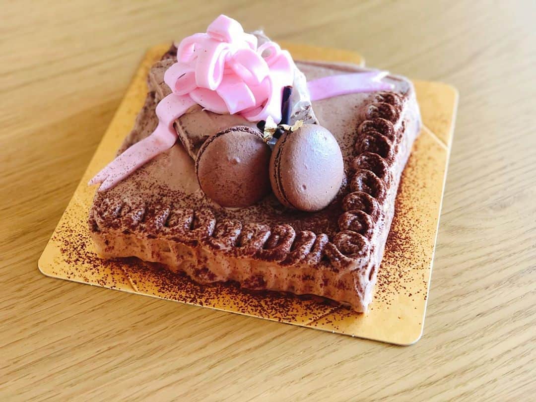 小沢真珠さんのインスタグラム写真 - (小沢真珠Instagram)「今日は上の娘の6歳のお誕生日です。お料理教室スマイルキッチンさんで娘の好きなチョコレートのアニバーサリーケーキを教えてもらって作りました。今夜はこのケーキでお祝いします♪  #バースデーケーキ #手作り #バースデー #お誕生日 #6歳 #記念日 #大切な日 #チョコレートケーキ　 #ショコラ #アニバーサリーケーキ #生まれてきてくれてありがとう」8月28日 17時11分 - maju_ozawa