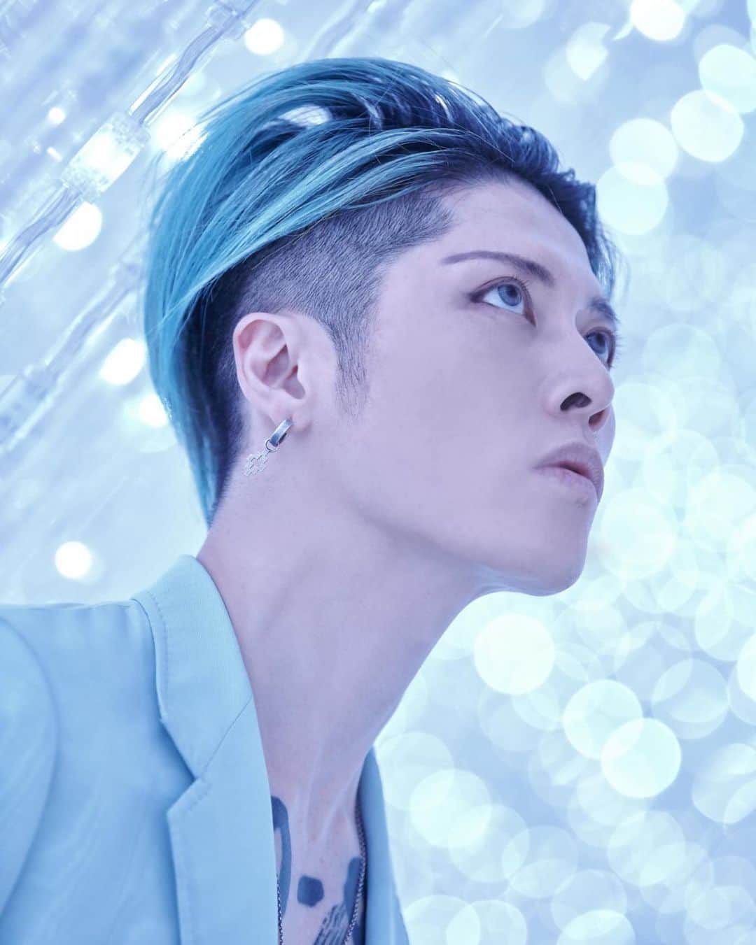 MIYAVI（石原貴雅）さんのインスタグラム写真 - (MIYAVI（石原貴雅）Instagram)「. 8/28(金)20:30配信 MIYAVI Virtual LIVE - Level 3.0🔥 . 進化系バーチャルライヴ「Virtual LIVE - Level 3.0」🎸🔥 ついに本日20:30から配信スタート‼️🙌 . インタラクティブな進化系配信ライブをお見逃しなく👀✨ . ご視聴はこちら↓ https://thumva.com/events/cSc3kNzwC95WNzZ ※Thumvaでの独占有料配信となります。 ※ライブ配信後もアーカイブ配信として映像をお楽しみいただけます。 . チケットはこちら↓ https://ticket.deli-a.jp/reserve_detail.php?Tour_ID=1540&Tour_Code=2d8b4634ce952711c0d88110d94acdbd . ＜一般チケット＞ 料金：￥3,300(税込) 販売期間：～8/30(日)21:30 . ---------- . 海外からのご視聴はこちら↓ https://live.miyavi.com *放送時間が変わります。 詳細は下記英語でのご案内を参照してください。 . (For fans outside of Japan) . Next MIYAVI Virtual 3.0 at teamLab Planets TOKYO will be streamed on August 28, 2020 at 3PM (Los Angeles) /6PM (New York time) 11PM (UK). Tickets to watch this special performance can be purchased at https://live.miyavi.com. Tag a friend in the comments and we will be giving away free access codes to watch the concert. Prizes will be given out in real-time during the stream. You don’t wanna miss this show! . ---------- . #MIYAVI #LDH #MYVCREW #MIYAVIVirtual #VirtualLIVE #teamLab #teamLabPlanetsTOKYO . @teamlab.planets」8月28日 17時12分 - miyavi_staff