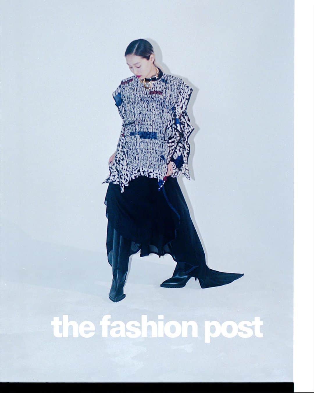 のインスタグラム：「#fashion sacai autumn winter 2020 with Shioli Kutsuna  『忽那汐里が着るサカイ、ミッドセンチュリーのグラフィック』  今季もウィメンズとメンズそれぞれに、複数のコラボレーションが並走していて話題が絶えない sacai の服。NASA とのタッグに続いて目につくのが、こちらの Alexander Girard (アレキサンダー・ジラード) とのコラボレーションだ。  Girard はアメリカのミッドセンチュリーを代表するデザイナーで、sacai は今回、その代表作であるタイポグラフィを用いたアートワークを特別なカラーリングでアレンジ。フリュイドなトップスは、よく見ると “SACAI” のアルファベットが紛れ込んでいたりと、ブランドらしい遊び心がグラフィックのデザインの中で生きている。  model: Shioli Kutsuna photography: Yuichiro Noda styling: Masataka Hattori hair&makeup: Noriyoshi Yamada edit: Miwa Goroku, Waki Motoyama text: Miwa Goroku  #sacai #sacaiofficial #TFP #TheFashionPost #忽那汐里 #ShioliKutsuna #sacaixAlexanderGirad #野田祐一郎 #YuichiroNoda #服部昌孝 #MasatakaHattori #NoriyoshiYamada」
