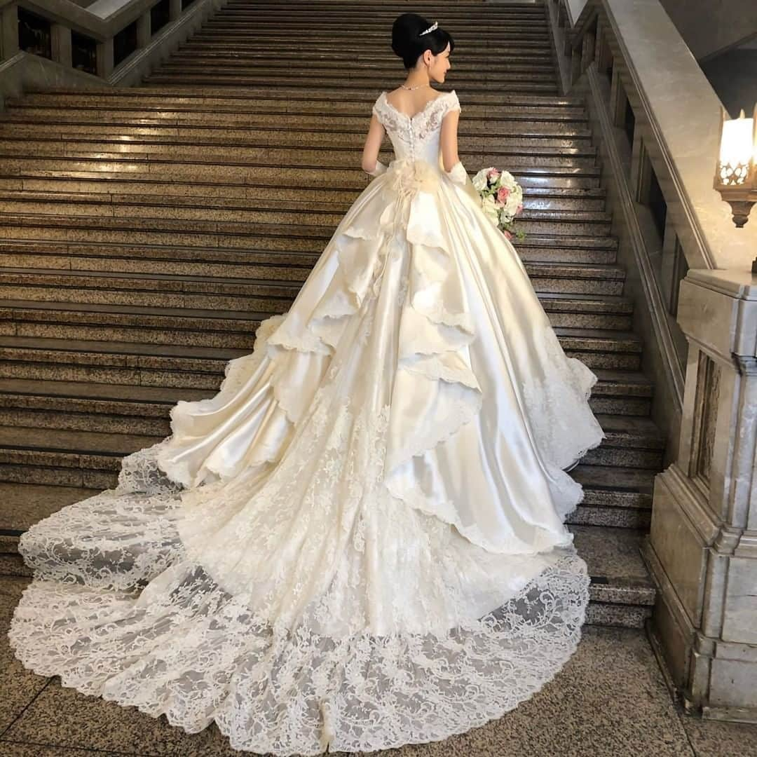 ♡プラコレWedding·⋆*さんのインスタグラム写真 - (♡プラコレWedding·⋆*Instagram)「@placolewedding 【#Dressy花嫁 】【#プラコレ】をつけて投稿&フォローしてね♩ ＝＝＝＝＝＝＝＝ . コンセプトは、 『心から着たいと思えるドレスを想い描き、 そして叶える』 . TousLesDeuxのウェディングドレスは シンプルで上品さが魅力💕 １人1人の個性を大事にしているからこそ、 花嫁さまは''運命の１着''に出会えるんです🧚‍♀️✨  人気のミニチュアドールも要Check◎ . 👗：@tous_les_deux_ginza http://www.tld-wedding.com/concept/ ＝＝＝＝＝＝＝＝ photo by … 1〜4枚目>@tous_les_deux_ginza さん ＝＝＝＝＝＝＝＝ 『#Dressy花嫁』『#プラコレ』の ハッシュタグをつけて写真をUPしてね✦ 花嫁アプリ『Dressy by プラコレ』の 記事に掲載＆リグラムされるかも♩ . みなさまからのいいねや保存 コメントをお待ちしています♥ 「このウェディングドレス可愛い！」 「ヘアスタイルも気になる！！」 「今の花嫁さんの流行りは！？」etc. . ＝＝＝＝＝＝＝＝ 花嫁アプリでは、 プロのアドバイザーに結婚式の相談を何度でも♡ ウェディングドレスの記事や、 自分のウェディングレポを残せちゃう♡” . ＞＞＞TOPのURLからcheck ⋈ @placolewedding ＞＞＞結婚のご相談は プラコレウェディングアドバイザーへ♡ @wedding_adviser ＞＞＞ウェディングレポを残したいなら、 farny by プラコレをcheck ✎ @farny_wedding ＞＞＞ウェディングアイテム＆DIYは farnyアイテムをcheck ❁ @farny_wd.item >>>素敵なドレスに出会いたい花嫁さま♡ @dressyonline_をcheck . ＝＝＝＝＝＝＝＝ . #プレ花嫁 #卒花 #花嫁 #卒花嫁 #結婚 #結婚式 #結婚準備 #花嫁準備 #weddingtbt　 #運命の一着 #試着レポ  #farnyレポ #2020秋婚 #2020冬婚 #2021春婚 #撮影指示書 #大人花嫁 #ウェディングドレス #カラードレス #おしゃれ花嫁 #トゥーレドゥー #花嫁スタイル #花嫁コーディネート #お色直し #ラプンツェル #ミニチュアドール」8月28日 17時15分 - placole_dressy