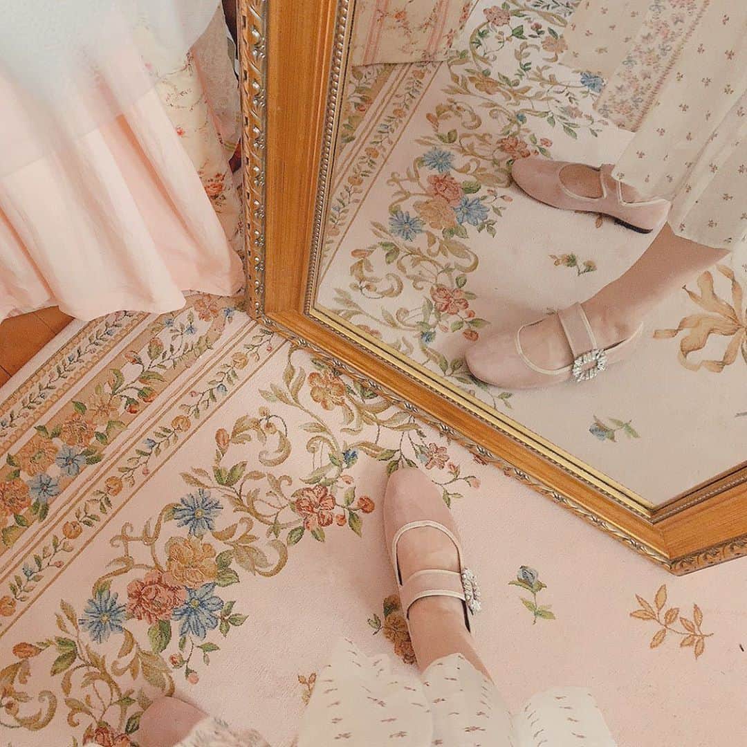 酒元麻衣（まいへー）のインスタグラム：「👶🏻がお昼寝してる間に自分時間👠♡ ほんの少しの時間だけど 可愛い服着たりしてリフレッシュ…😽」