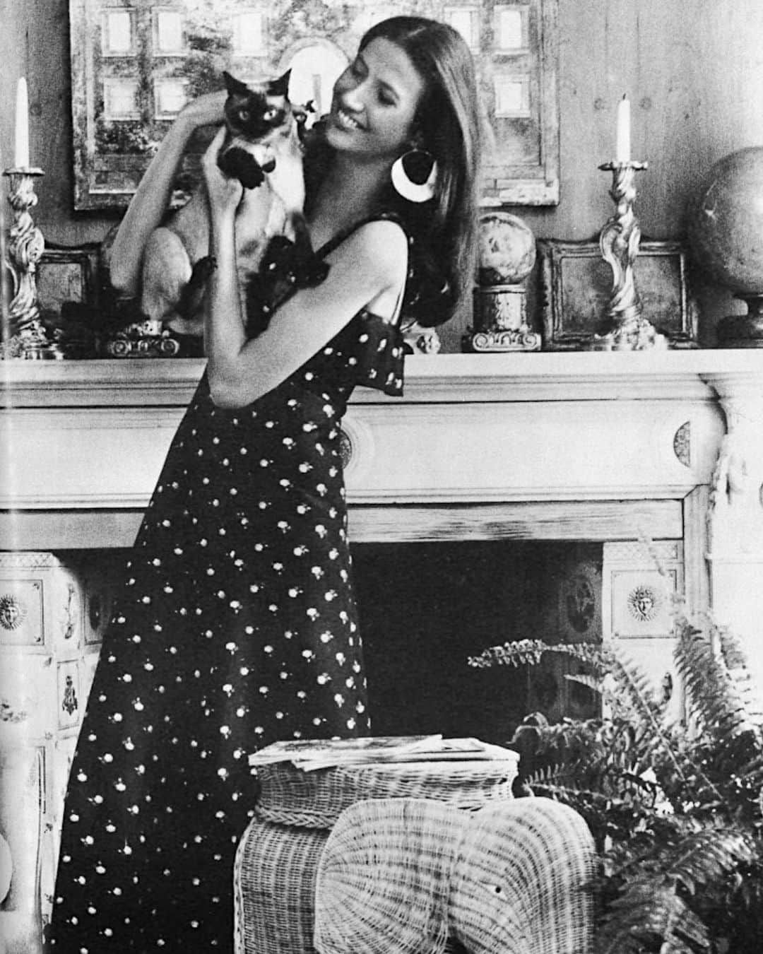 Meganさんのインスタグラム写真 - (MeganInstagram)「Lisa Corti at home 〰 Italian Vogue, 1970s @lisacorti_official  . . . . #lisacorti #italianvogue #textiledesign」8月28日 17時24分 - zanzan_domus