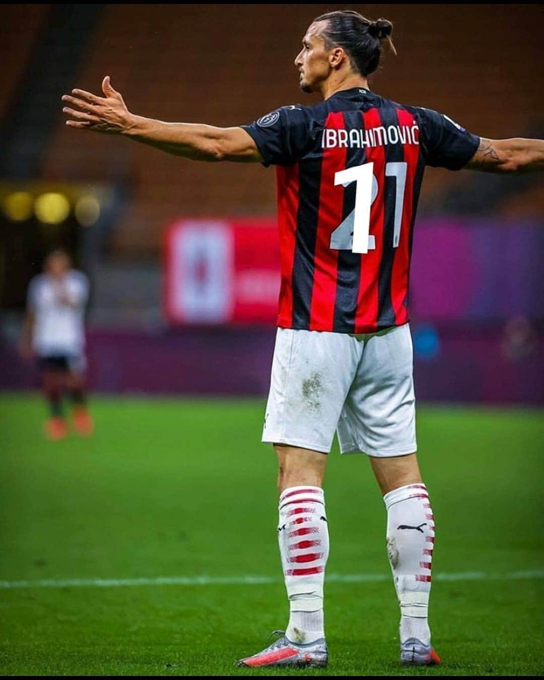 ズラタン イブラヒモビッチさんのインスタグラム写真 ズラタン イブラヒモビッチinstagram Like I Said Im Just Warming Up Acmilan 8月28日 17時36分 Iamzlatanibrahimovic