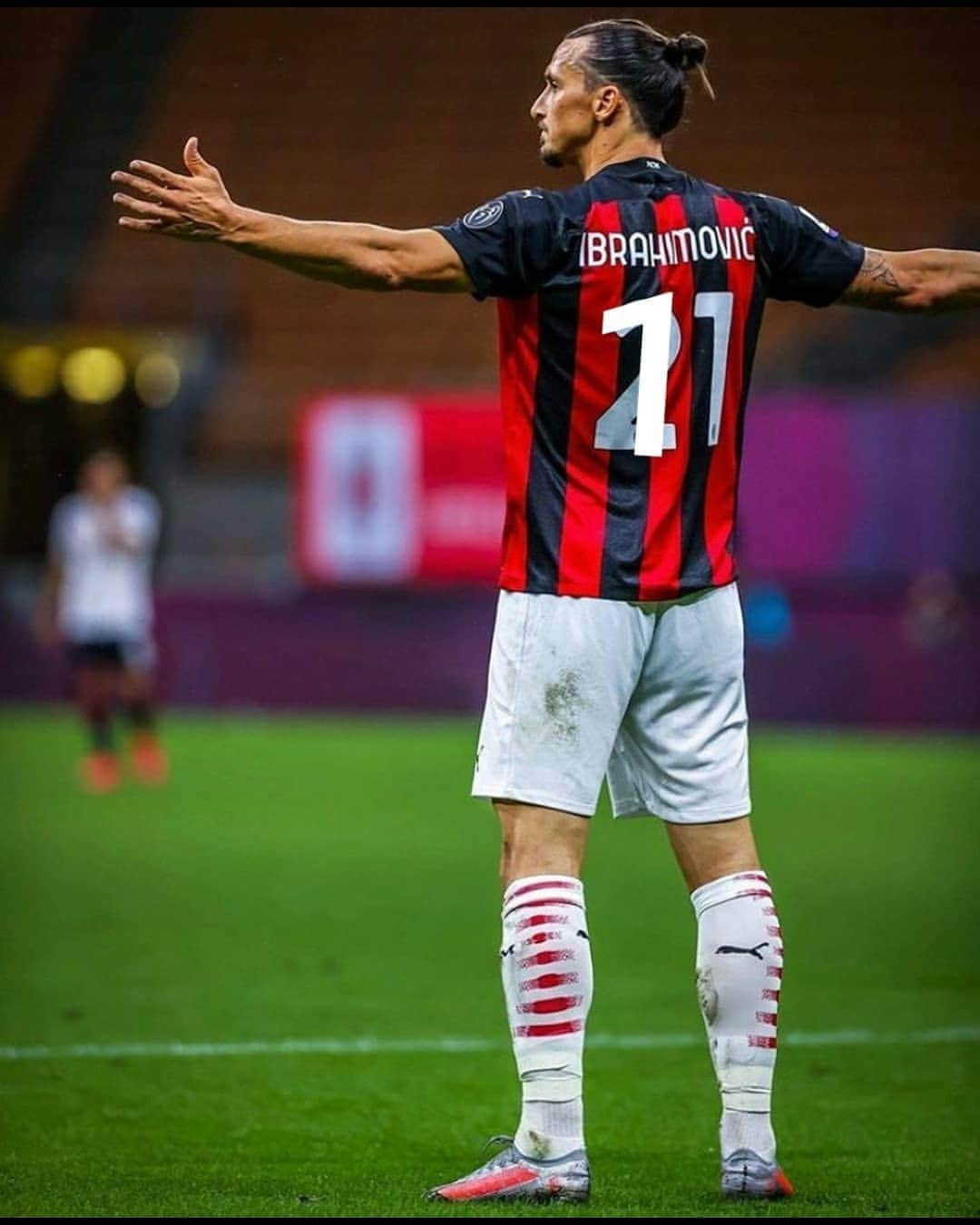 ズラタン・イブラヒモビッチさんのインスタグラム写真 - (ズラタン・イブラヒモビッチInstagram)「Like I said im just warming up @acmilan」8月28日 17時36分 - iamzlatanibrahimovic