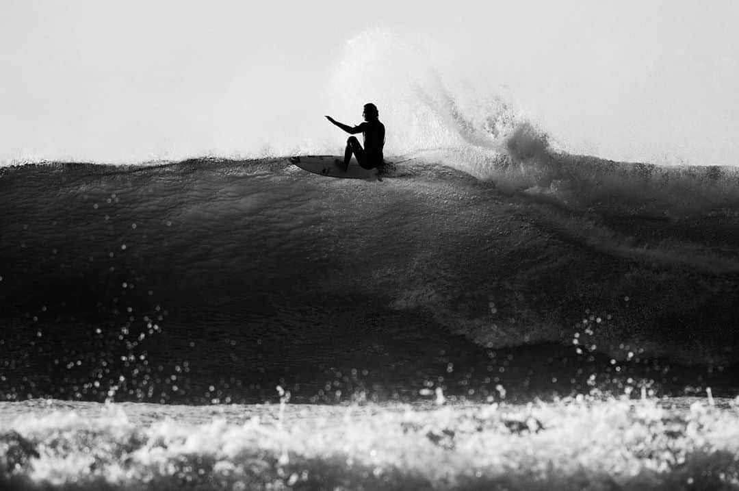 ジョーディ・スミスのインスタグラム：「Morning float at #jbay 📷 @alexmcgeownphoto」