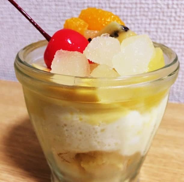 のインスタグラム：「【おすすめ！#アイスボックスレシピ】 今日も一日お疲れ様です！ アイスボックスレシピでおいしくクールダウンしませんか？  じょうたんさんが考案してくれた 『アイスボックスパフェ』  ☆ホットケーキミックスで作った角切りのスポンジ生地＋ヨーグルト、マンゴージャム、パッションフルーツの粉末を合わせたムース＋市販のマンゴープリン＋フルーツ＋アイスボックスグレープフルーツ  #アイスボックス #ICEBOX ＃ホットケーキミックス #ヨーグルト #マンゴージャム #パッションフルーツ #マンゴープリン」