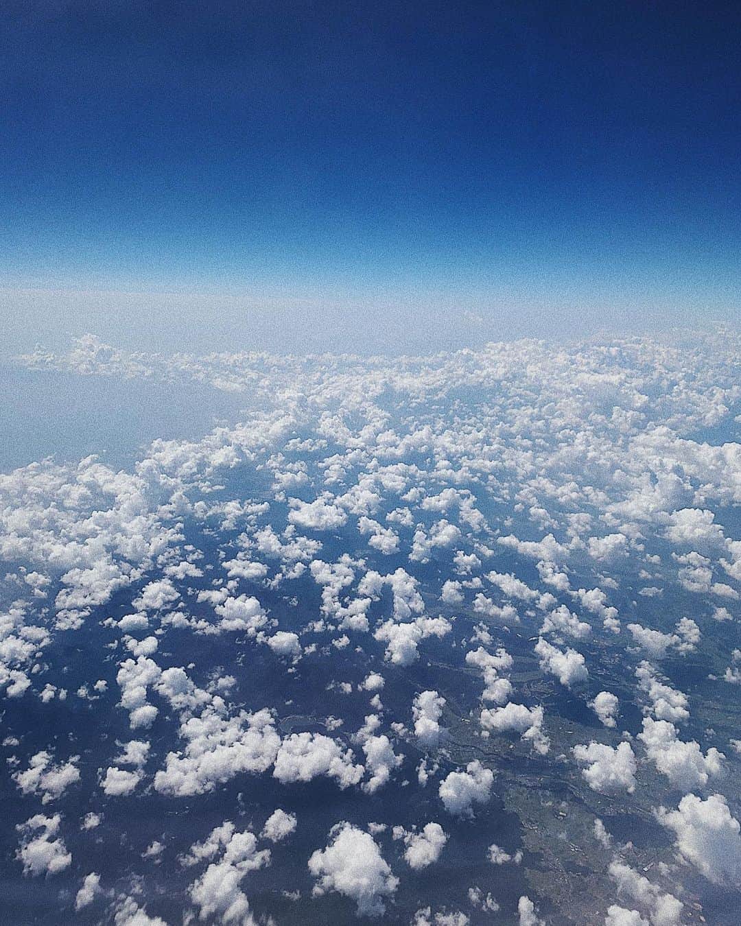 猪鼻ちひろのインスタグラム：「🍿☁️🌍 ポップコーン食べたいなぁって思った空。 (発想が食いしん坊) 眠いのに空が見たくてチラチラ見ちゃう 久しぶりの飛行機はなんだかいつもと違う感覚 世界中を自由に心地よく行き来する日は いつになるのかな。 #ちひろトリップ #飛行機 #飛行機からの景色  #食いしん坊」