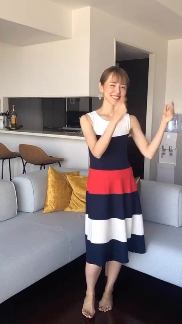 のインスタグラム：「. ただでさえリズム感ないのに、 逆再生編集したらひどいことになりました。笑 　 　 こんなふうに瞬で朝の身支度を終わらせられたら どんなにいいことか🤷🏻‍♀️🤷🏻‍♀️ 　 　 #リール #reel #reelideas #着替え #早着替え #変身 #変身動画」