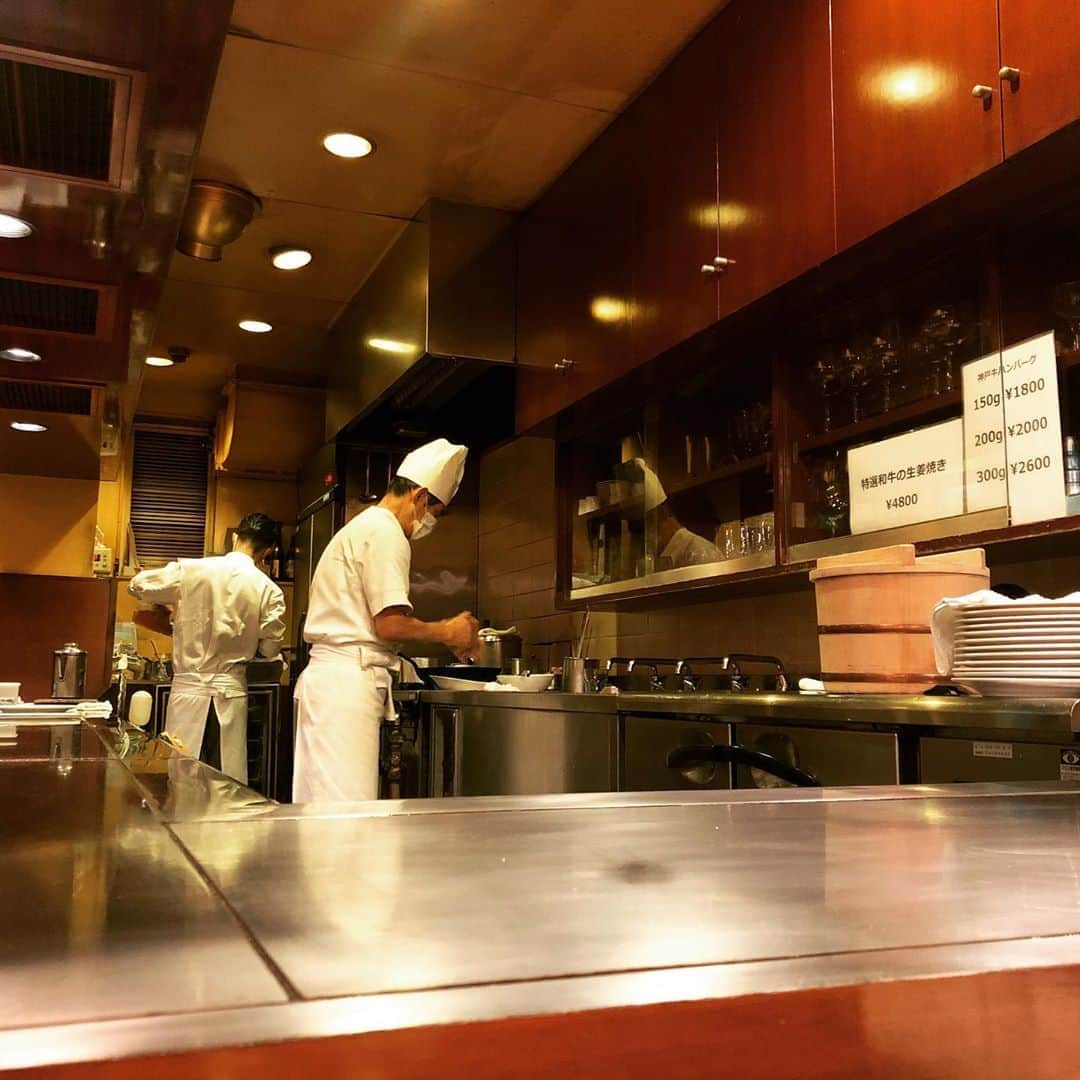 武井壮さんのインスタグラム写真 - (武井壮Instagram)「リトルリマのハンバーグは美味いのだ 素敵な鉄板に囲まれたキッチン 神戸牛のハンバーグはとろけるぜ」8月28日 17時39分 - sosotakei