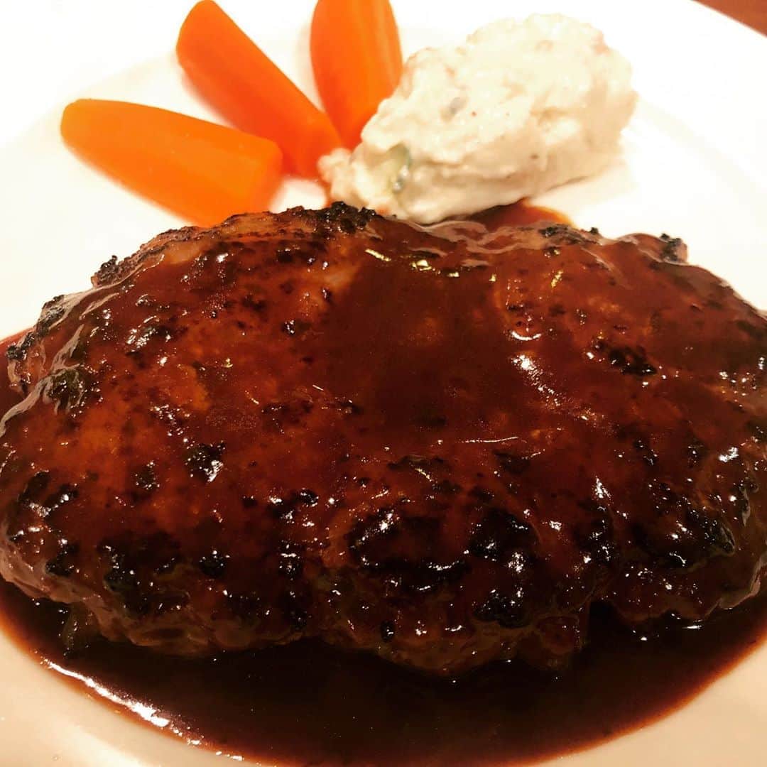 武井壮さんのインスタグラム写真 - (武井壮Instagram)「リトルリマのハンバーグは美味いのだ 素敵な鉄板に囲まれたキッチン 神戸牛のハンバーグはとろけるぜ」8月28日 17時39分 - sosotakei