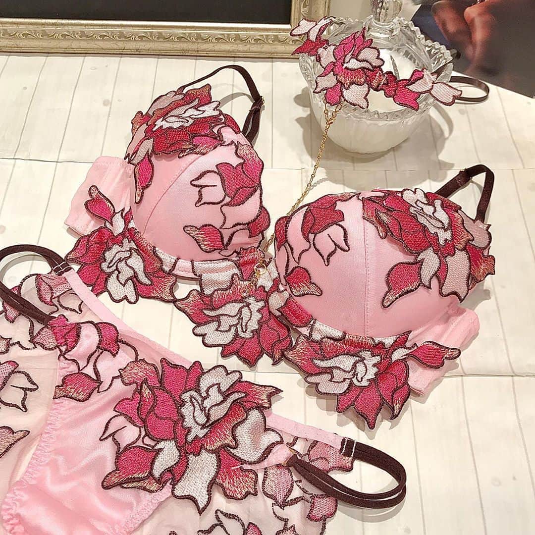 Ravijour札幌4丁目プラザ店のインスタグラム：「#onsale  LINGERIEAMから ボールドローズグラマーアップセット🌹  ¥19,500+tax  #ravijour #ラヴィジュール #ravijourstaff  #ravijour_official  #lingerieam #ランジェリアム #pivot #ピヴォ」