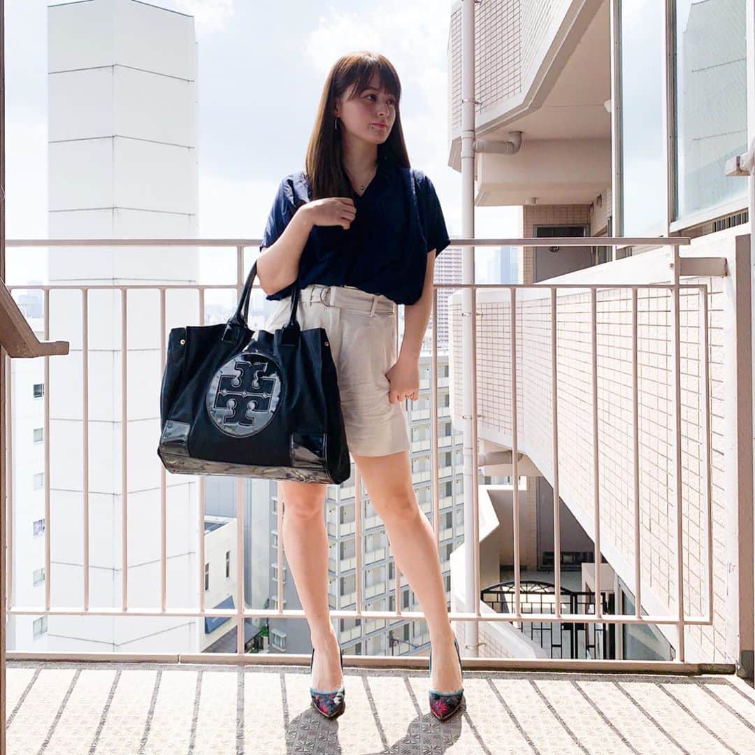 奥山夏織さんのインスタグラム写真 - (奥山夏織Instagram)「服装に指定がない会社であれば行けそうなOLさんコーデ✨ ・ tops #lestrose bottom #sylph bag #toryburch shoes #diana ※今季の服はなかったです笑 ・ #ぽっちゃり さん🐷へのおすすめポイント❣️ 黒のシャツで引き締め効果とヒールは必須です✨ついついぺたんこを履きたくてサボりがちですが、ヒールで足を綺麗に見せましょう😊 ・・・ #instafashion #fashion #coordinate #instacoordinate #outfit #ootd #ファッション #コーディネート#ol #olコーデ  #ぽっちゃりコーデ #痩せて見えるコーデ #プレぽっちゃり#プレぽちゃ #細見えコーデ #155cmコーデ」8月28日 17時42分 - okuyama_kaori