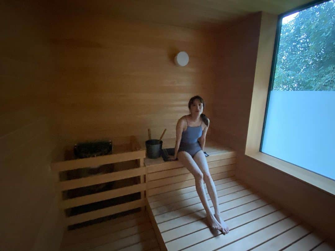 高橋有紀さんのインスタグラム写真 - (高橋有紀Instagram)「お休みで念願のプライベートサウナ！ まだサウナは初心者だから、水風呂もゆっくりしか入れない。。ヴィヒタも初🌿 周りにサウナーが多いので影響されました😂 しばらくバタバタしてたからゆっくりできました〜気持ちよかった！」8月28日 17時45分 - osakana_yuki