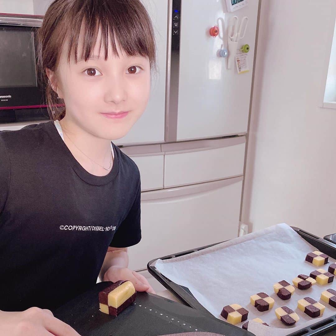 本田紗来さんのインスタグラム写真 - (本田紗来Instagram)「まーちゃん（真凜）に何か食べたい物は？ って聞いたら【クッキー🍪】ってきたので クッキーを作りました😼  絆創膏🩹が剥がれかけてるのは気にしないでください😂😂 （自分も気付いてない）」8月28日 17時45分 - sara_honda0404