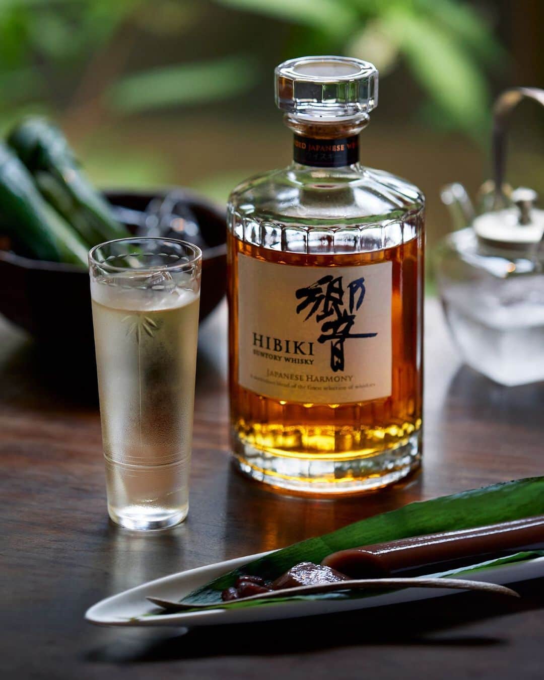 響 | SUNTORY WHISKY HIBIKIさんのインスタグラム写真 - (響 | SUNTORY WHISKY HIBIKIInstagram)「. HIBIKI TIME　～二十四節気・処暑～  やわらかな甘さと穏やかな樽香が、束の間の安らぎを紡ぎだす。 The mild sweetness and gentle aroma from whisky casks create moments of comfort.  #hibiki #響 #二十四節気 #24seasons #処暑 #shosho #earlyautumn #ちろり #氷 #whiskyandwater #水割り #japanesesweets #youkan #竹筒羊羹」8月28日 18時01分 - suntorywhisky_hibiki