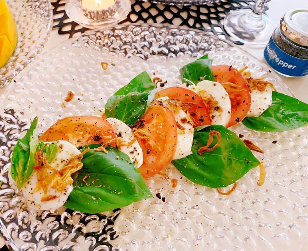 亀井京子（林京子）さんのインスタグラム写真 - (亀井京子（林京子）Instagram)「今日のお夕飯は﻿ ﻿ 🌱野菜カレー﻿ 🌱カプレーゼ﻿ 🌱枝豆の冷製スープ﻿ 🌱マンゴー﻿ ﻿ でした。﻿ ﻿ 今日は夕方から幼稚園時代からの友人がお見舞いにきてくれ﻿ ﻿ すでに元気モリモリおばさんなのに﻿もうしわけなく😭 ﻿ 友人たちのあたたかさに毎日泣きそうになっている😭﻿ ﻿ はやく大復活をとげて﻿ ﻿ 今度はまわりの友人たちを助けられるように﻿ ﻿ パワーチャージしておきます😭  #夏カレー#野菜カレー#彩りカレー#アスリートフードマイスター#身長伸ばしたい 焼売 #少年野球ママ #アスリート飯 #おうちごはん #子供ごはん #テーブルコーディネート #テーブルコーデ #子育てママ#女の子ママ #男の子ママ #wp_deli_japan#彩りごはん #おうちごはん#彩りサラダ #お料理好きな人と繋がりたい #食器好き #食器 #おもてなし #おもてなし料理#美味しい調味料#フーディーテーブル」8月28日 17時57分 - kyokokameiofficial
