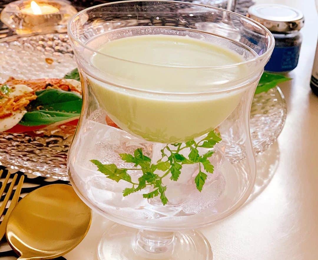 亀井京子（林京子）さんのインスタグラム写真 - (亀井京子（林京子）Instagram)「今日のお夕飯は﻿ ﻿ 🌱野菜カレー﻿ 🌱カプレーゼ﻿ 🌱枝豆の冷製スープ﻿ 🌱マンゴー﻿ ﻿ でした。﻿ ﻿ 今日は夕方から幼稚園時代からの友人がお見舞いにきてくれ﻿ ﻿ すでに元気モリモリおばさんなのに﻿もうしわけなく😭 ﻿ 友人たちのあたたかさに毎日泣きそうになっている😭﻿ ﻿ はやく大復活をとげて﻿ ﻿ 今度はまわりの友人たちを助けられるように﻿ ﻿ パワーチャージしておきます😭  #夏カレー#野菜カレー#彩りカレー#アスリートフードマイスター#身長伸ばしたい 焼売 #少年野球ママ #アスリート飯 #おうちごはん #子供ごはん #テーブルコーディネート #テーブルコーデ #子育てママ#女の子ママ #男の子ママ #wp_deli_japan#彩りごはん #おうちごはん#彩りサラダ #お料理好きな人と繋がりたい #食器好き #食器 #おもてなし #おもてなし料理#美味しい調味料#フーディーテーブル」8月28日 17時57分 - kyokokameiofficial