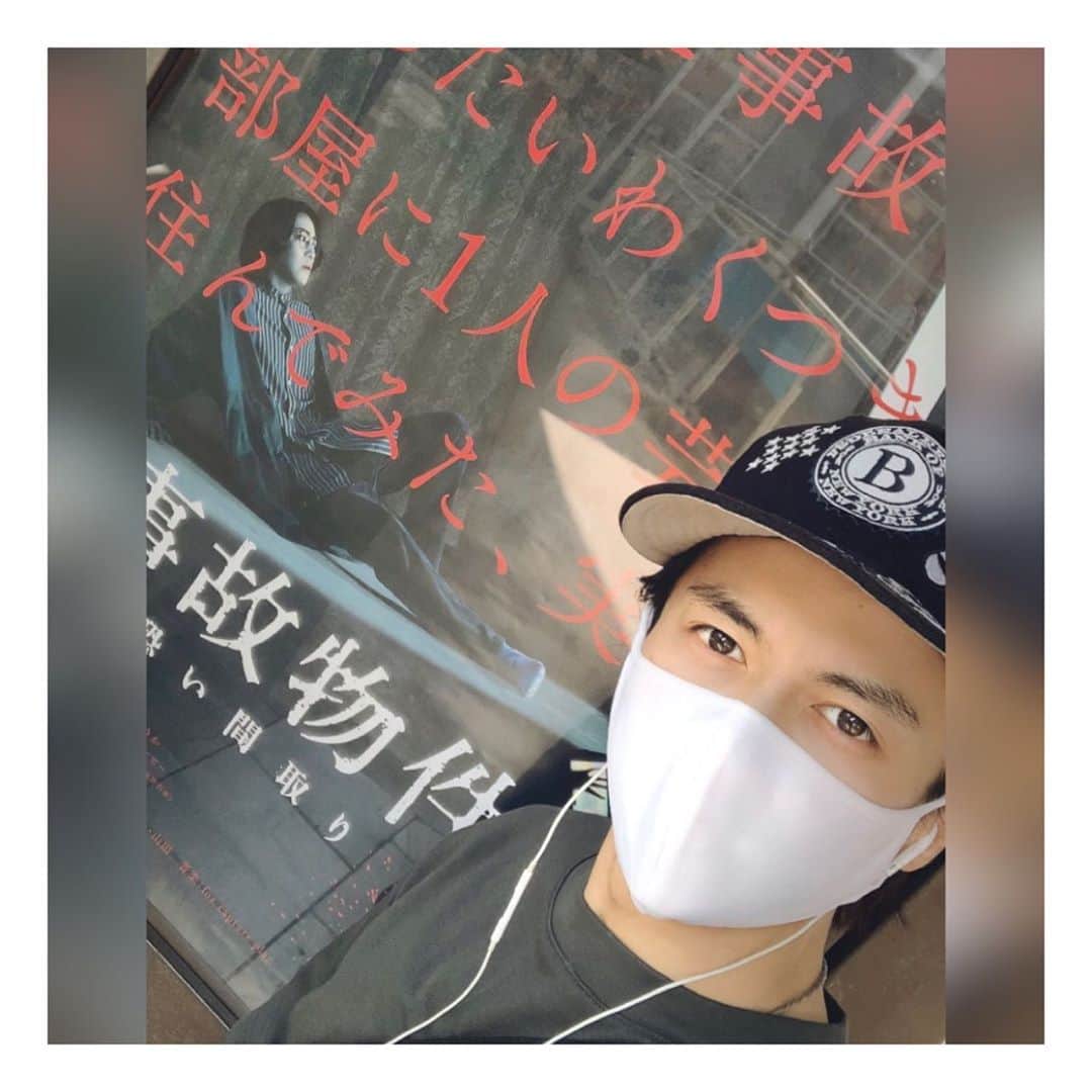 のインスタグラム：「ღ ・ ・ 映画三昧だ。  特に1番後ろの席が好き。  ポップコーン片手に 映画に夢中になるのが大好き。  日々のストレスや不安などを抱えてる人は 映画など趣味を見つけてみるのもいいと思う。  実際 僕自身も映画観てる時は その世界観に浸ってるから つかの間の時間だとしても 休憩の時間になる。 ・ ・ ちなみに、 今日観た映画 「事故物件 恐い間取り」を観て感じたのは 昔住んでた家がもしかしたら 同じような家だったのかもしれないなぁ と感じましたw  幸い霊感は強い方ではないと自覚してるので 支障はなかったけど いくつか似たような体験をしたことがありました。  まぁ今は全く感じないので気にも止めてません(^^)  #movies #cinema #horror #亀梨和也 #ジャニーズ #Johnnys #事故物件 #恐い間取り #映画時間 #映画とは関係ないけど最近眠気がものすごい #七つの大罪だとしたら怠惰 #やる気スイッチどこにあるんだろう #押したい」