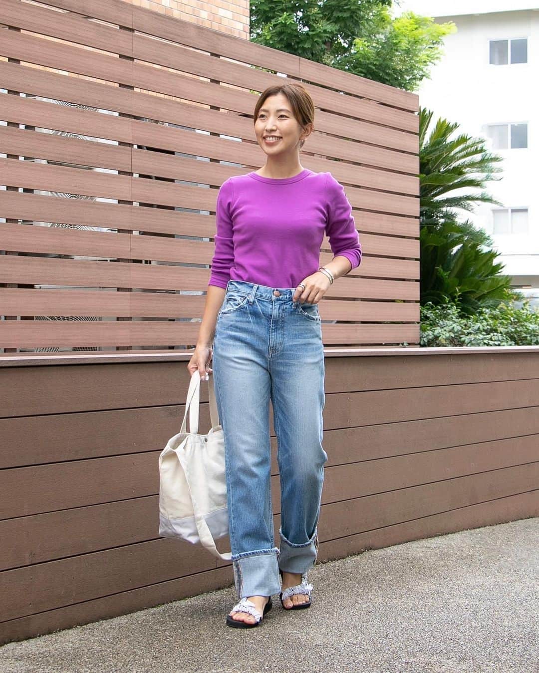 のインスタグラム：「.﻿ ﻿ ﻿ 〜 RED CARD SNAP 5STYLE 〜﻿ vol.4 Digital Marketing 河西薫﻿ ﻿ Denim : ﻿ MM72﻿ 12551-kvl﻿ ¥19,000+tax﻿ ﻿ #redcard#redcarddenim#redcardsnap#snap#denim#jeans#ootd#code#denimcode#レッドカードスナップ#レッドカードデニム#美脚デニム#デニムコーデ#大人カジュアル#夏コーデ#カジュアルコーデ#ロールアップデニム#トレンドデニム#背中あきトップス#ルミノア」