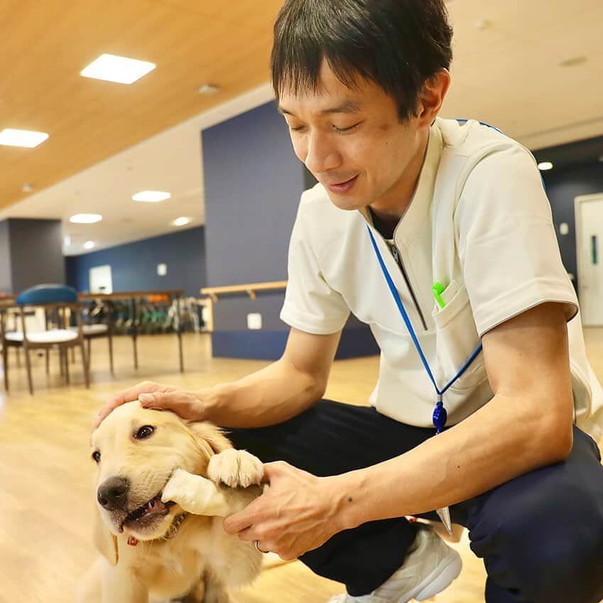 平成医療福祉グループさんのインスタグラム写真 - (平成医療福祉グループInstagram)「グループで活躍する人物を紹介する「ひとプロジェクト」。第46回・後編が公開🎉👏プロフィールのリンクから記事をご覧ください！ --- 【ケアホーム葛飾 介護主任／飯野 岳志さん】 --- ケアホーム葛飾で介護主任を務める飯野さんのインタビュー後編です🎤今回は、ケアホーム葛飾で立ち上げに関わったお話や、これからの施設のこと✨さらに、現場にこだわるプロとして、介護職に就かれる方に送るアドバイスなど、さまざまなお話をお聞きしました💡3人のお子さんのパパである飯野さん、家族とのほっこりエピソードも伺える後編、ぜひご覧ください！ --- 「HMW」で検索！🔎 記事本編はプロフィールのリンクから☝️ --- #平成医療福祉グループ #HMW #ひとプロジェクト #ケアホーム葛飾 #東京都 #葛飾区 #小菅 #ヴィラ神奈川 #絶対に見捨てない #医療 #福祉 #リハビリテーション #慢性期 #特別養護老人ホーム #介護老人福祉施設 #ショートステイ #介護施設 #介護福祉士 #介護士 #介護の仕事 #介護職 #介護職員 #介護職の人と繋がりたい #介護士さんと繋がりたい#介護福祉士さんと繋がりたい #介護士あるある #レクリエーション #ゴールデンレトリバー #犬との暮らし  #焼きそば焼くのが大得意 😋」8月28日 18時00分 - hmw_group